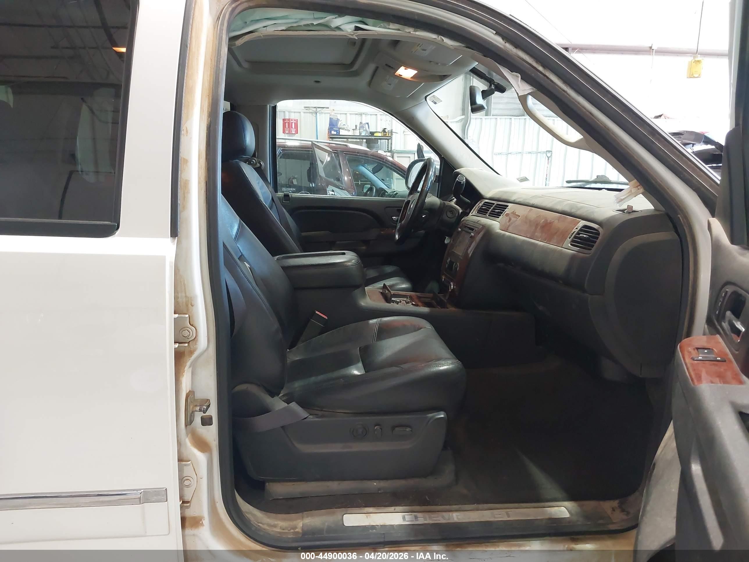 2013 Chevrolet Tahoe Ltz White vin: 1GNSKCE07DR330837