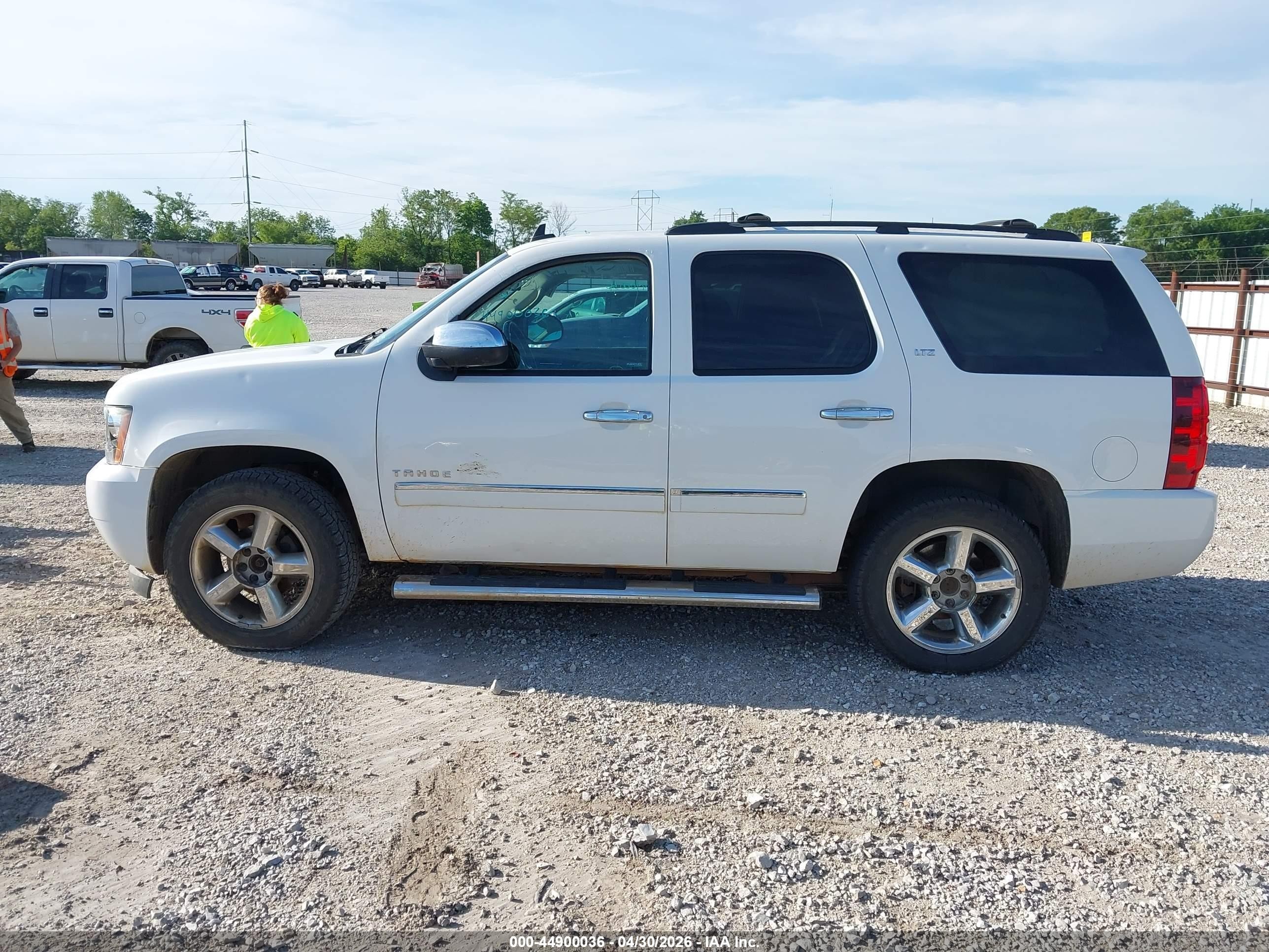 2013 Chevrolet Tahoe Ltz White vin: 1GNSKCE07DR330837