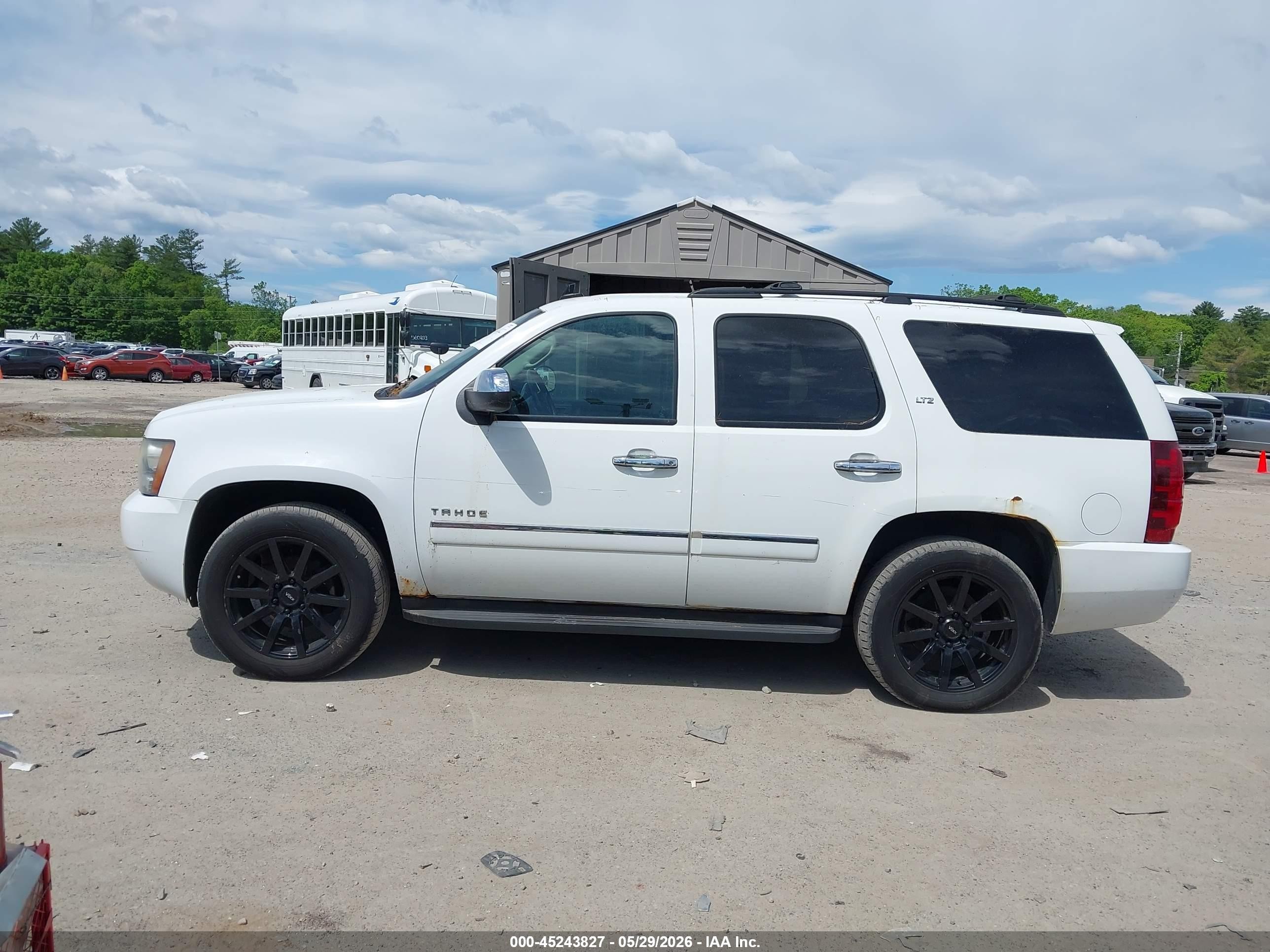 2011 Chevrolet Tahoe Ltz Белый vin: 1GNSKCE08BR138081