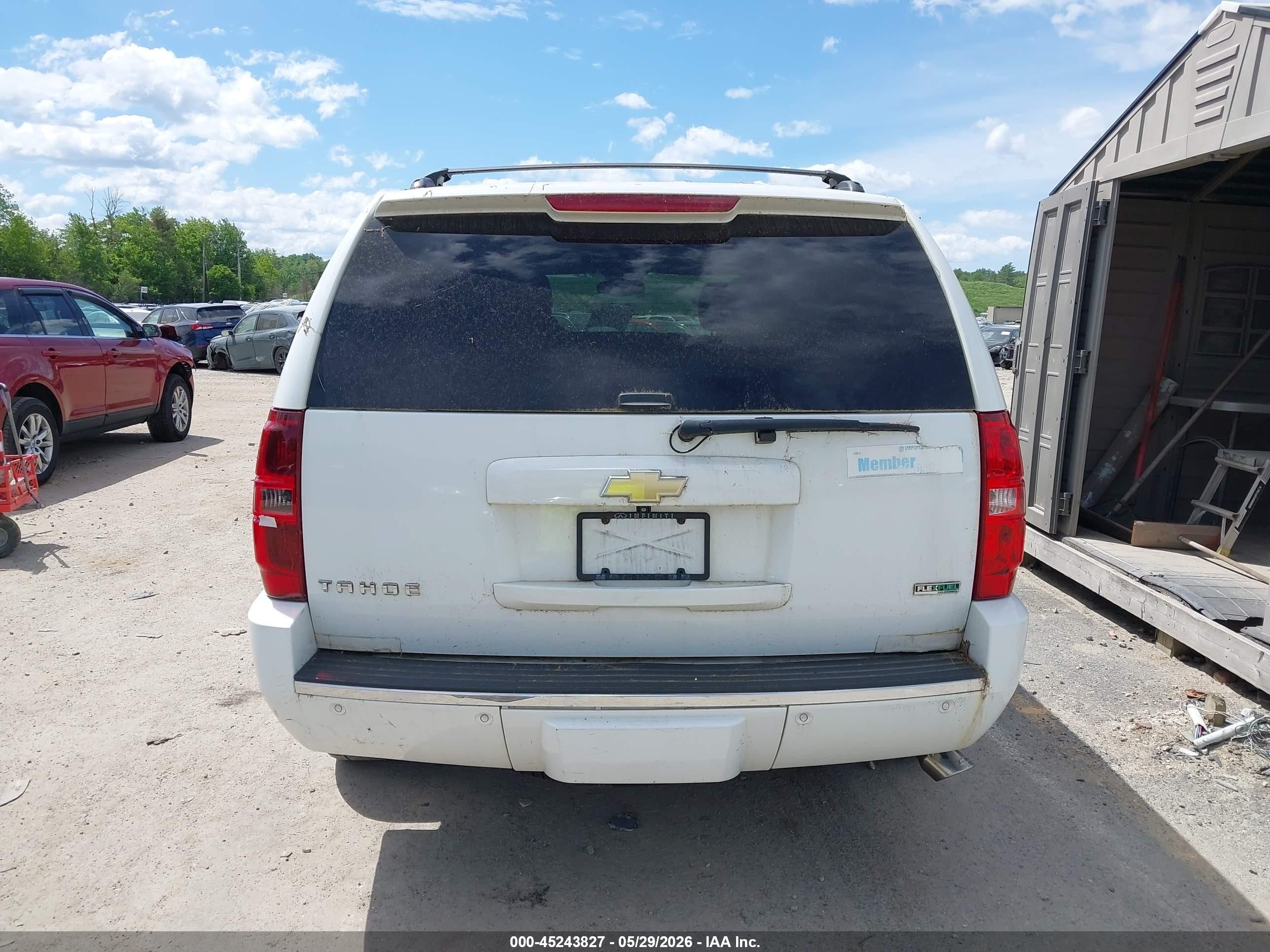 2011 Chevrolet Tahoe Ltz Белый vin: 1GNSKCE08BR138081