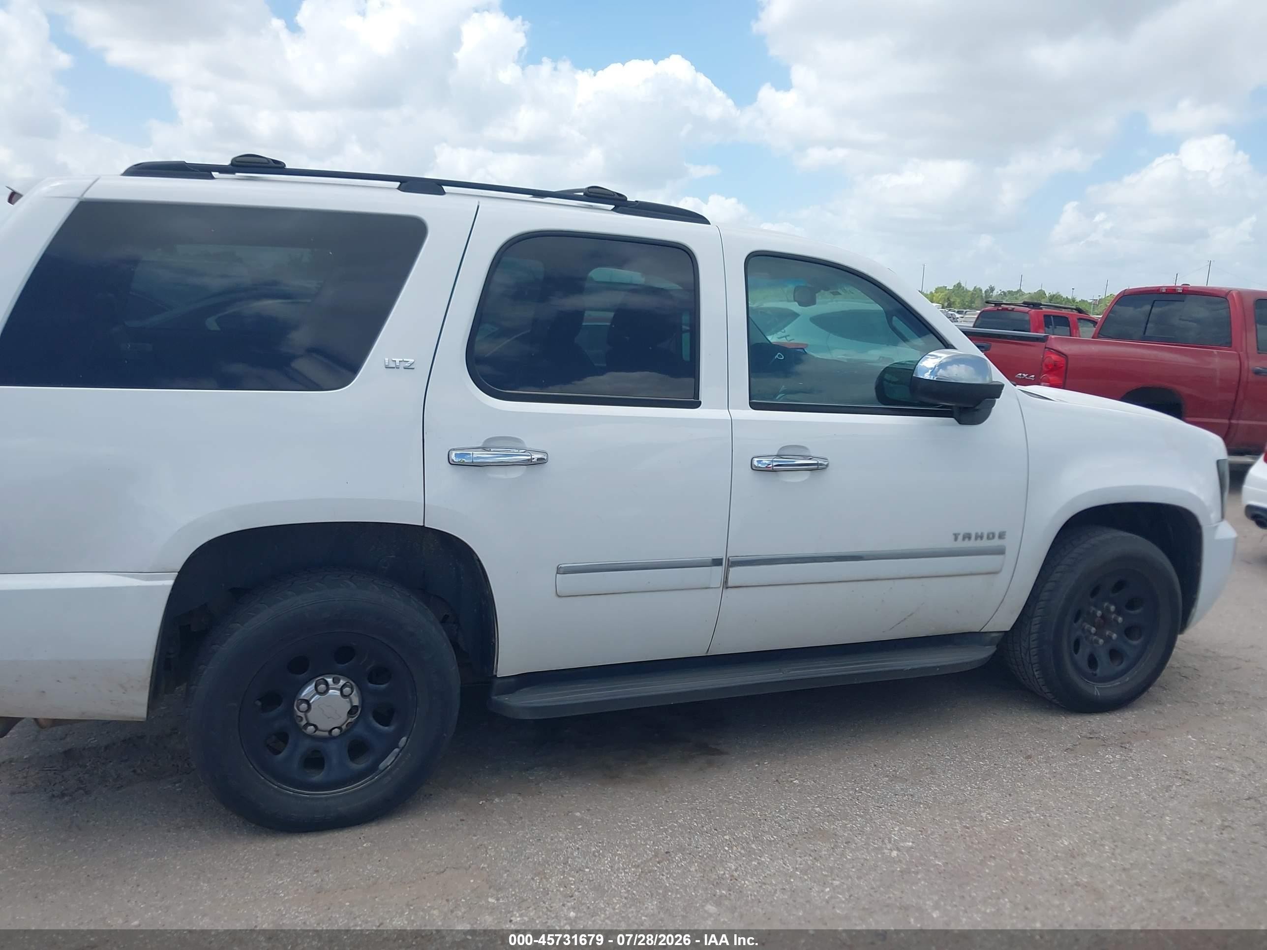 2013 Chevrolet Tahoe Ltz White vin: 1GNSKCE08DR285651