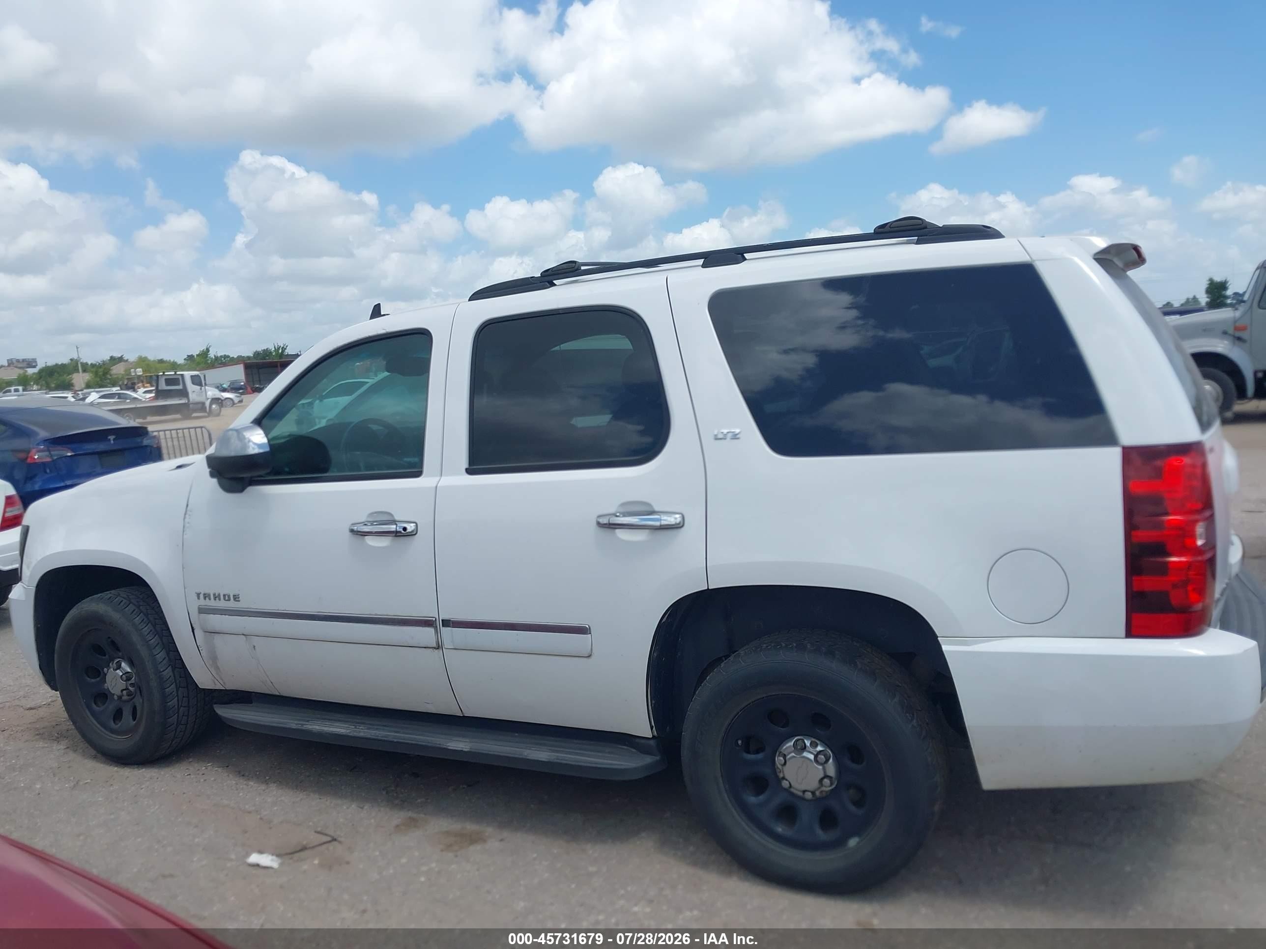 2013 Chevrolet Tahoe Ltz White vin: 1GNSKCE08DR285651