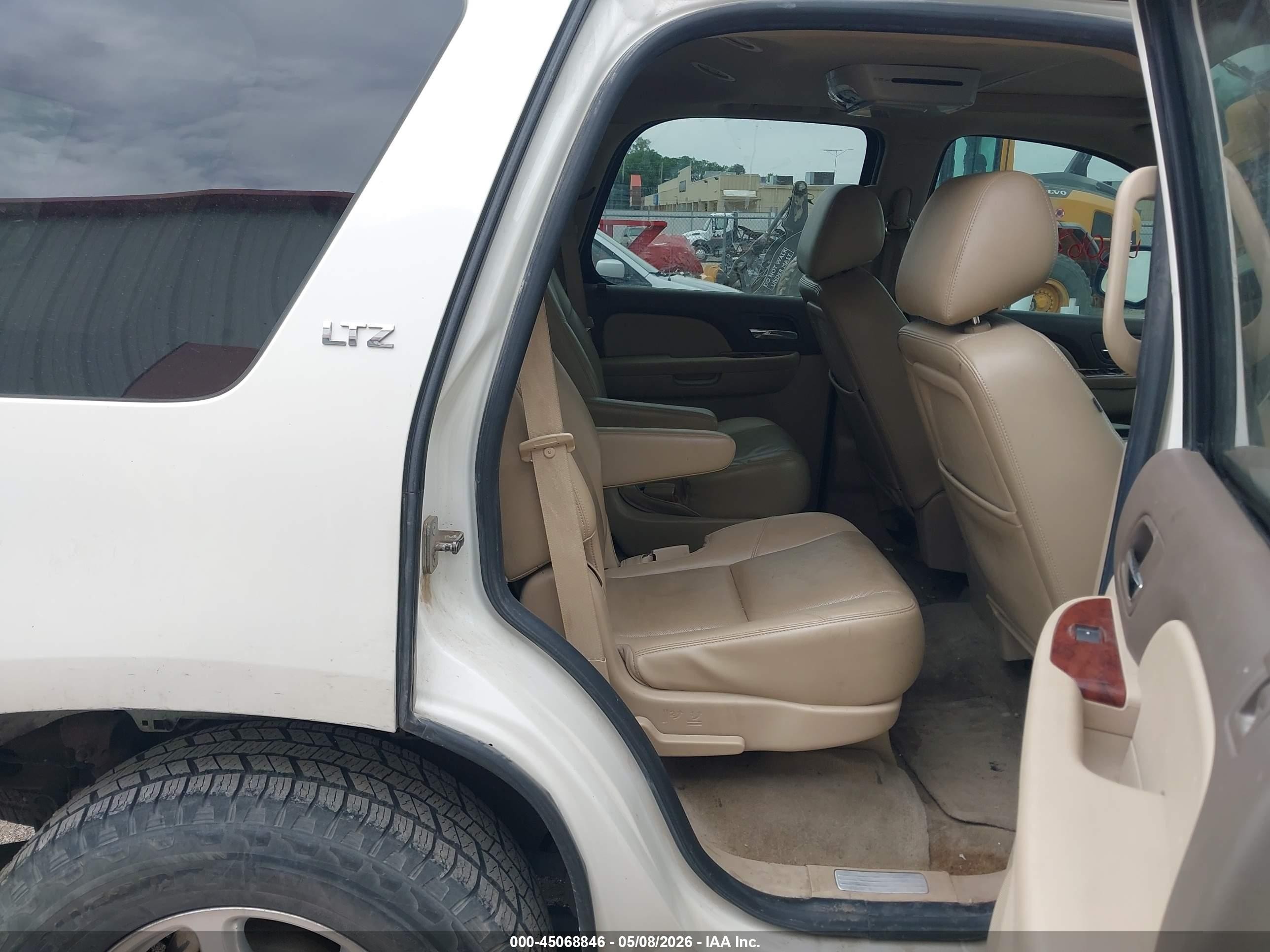 2014 Chevrolet Tahoe Ltz Beige vin: 1GNSKCE08ER159341