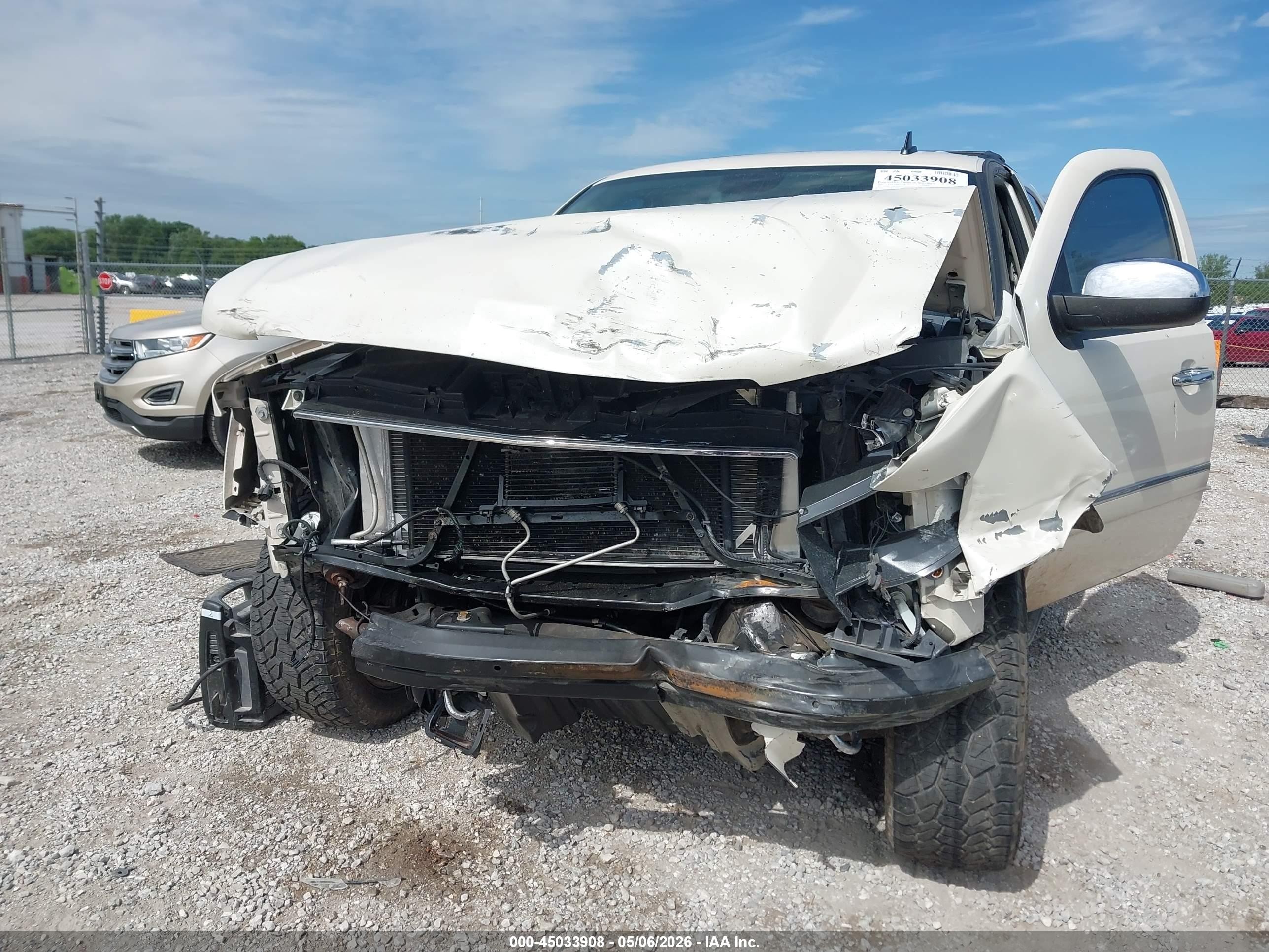 2012 Chevrolet Tahoe Ltz White vin: 1GNSKCE09CR241463