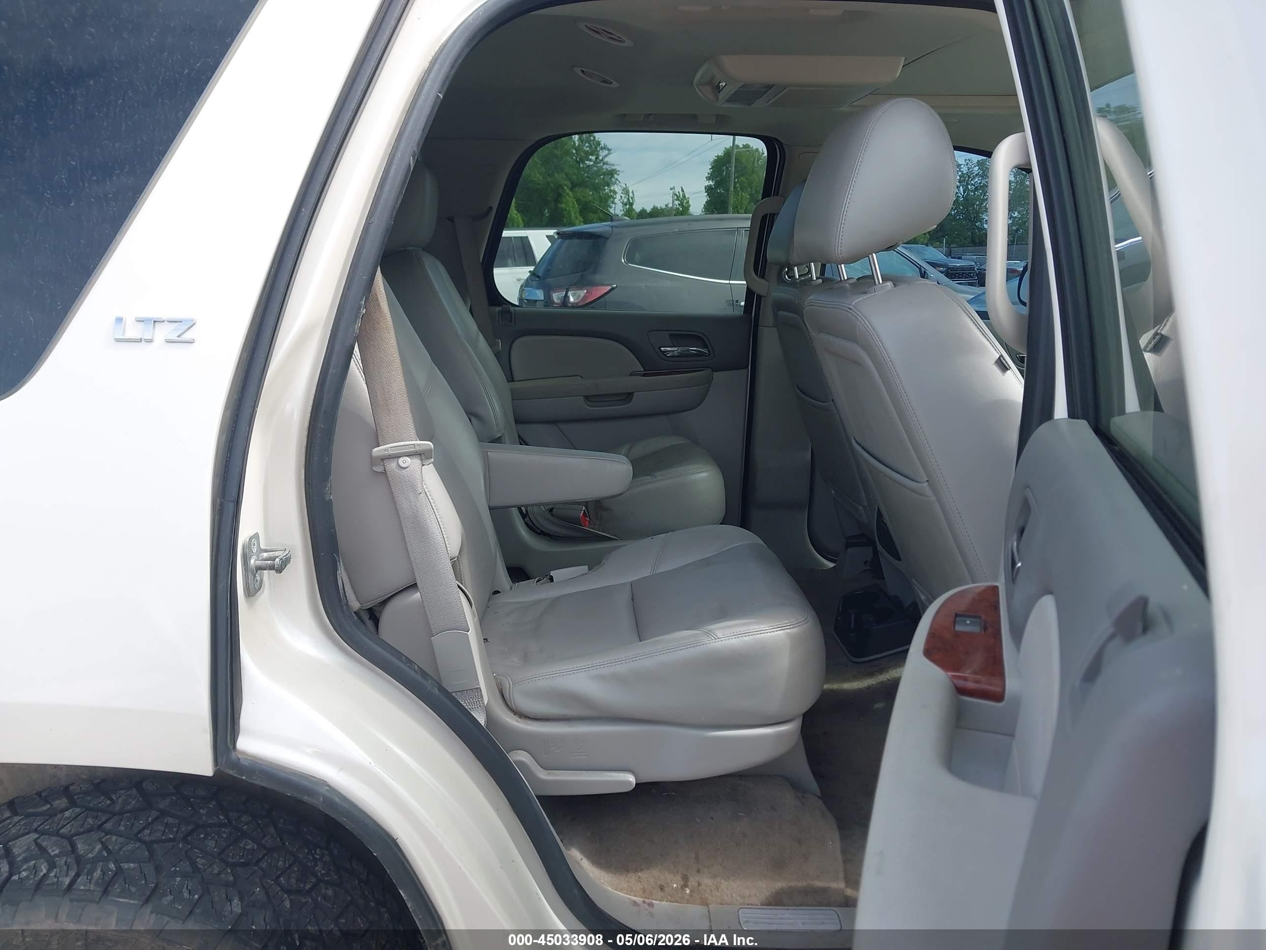 2012 Chevrolet Tahoe Ltz White vin: 1GNSKCE09CR241463