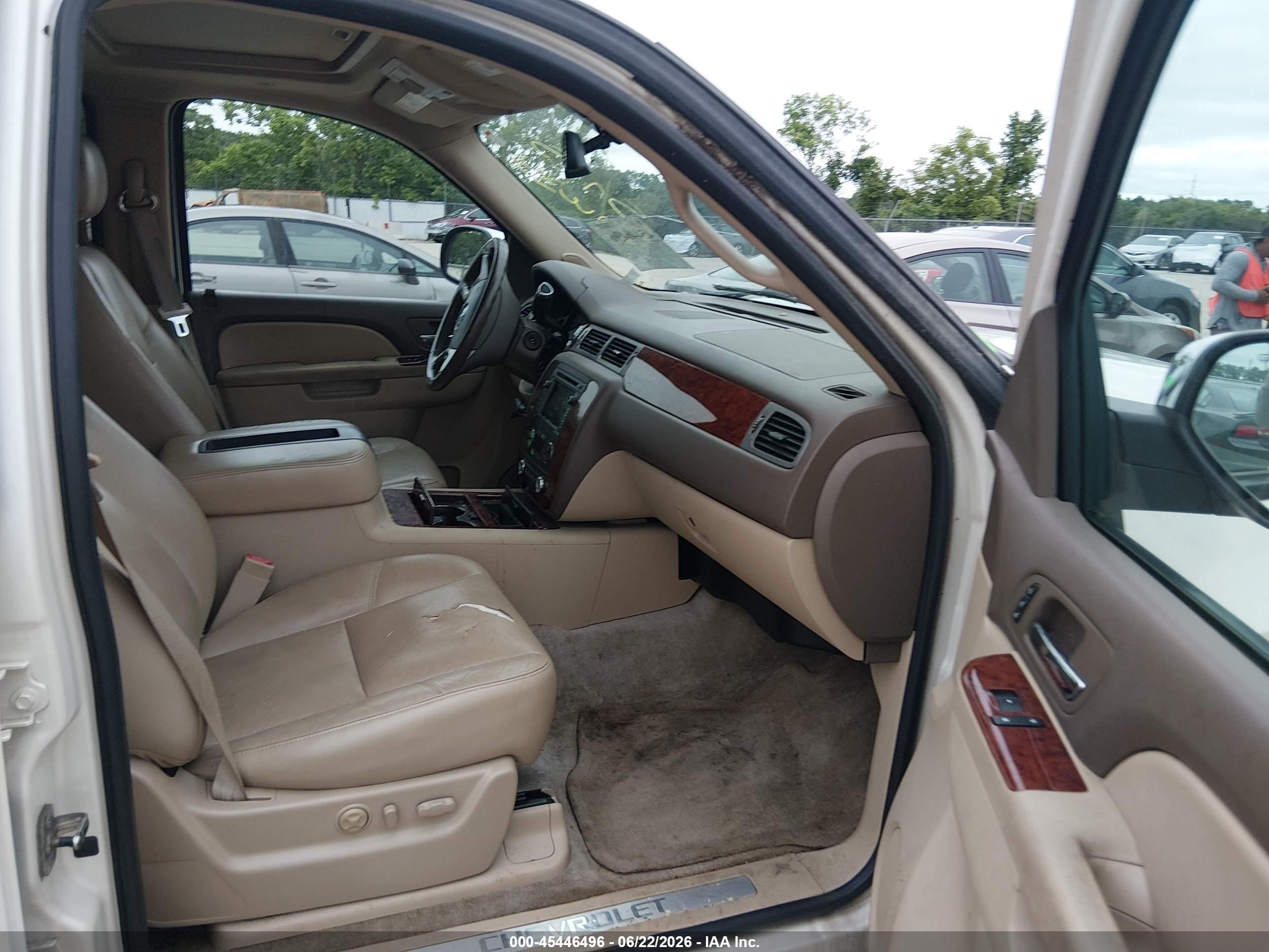 2011 Chevrolet Tahoe Ltz Белый vin: 1GNSKCE0XBR265222