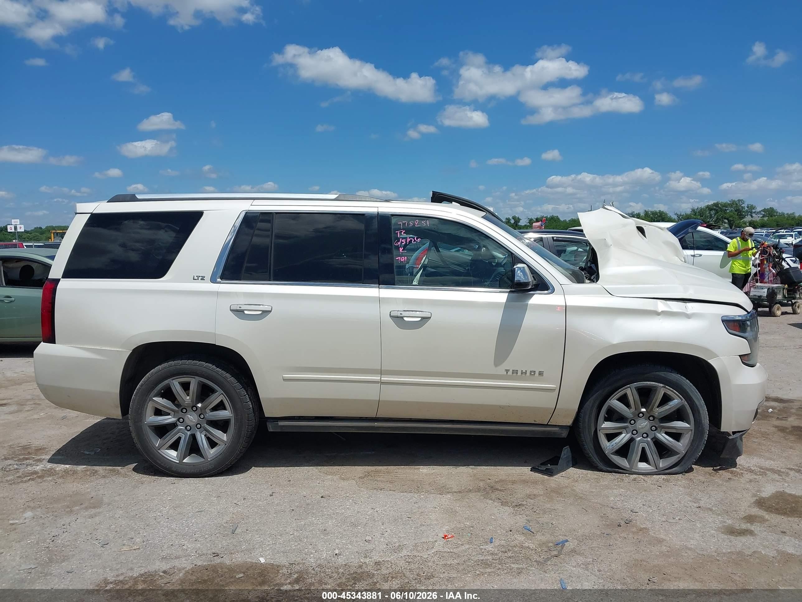 2015 Chevrolet Tahoe Ltz White vin: 1GNSKCKC1FR652620
