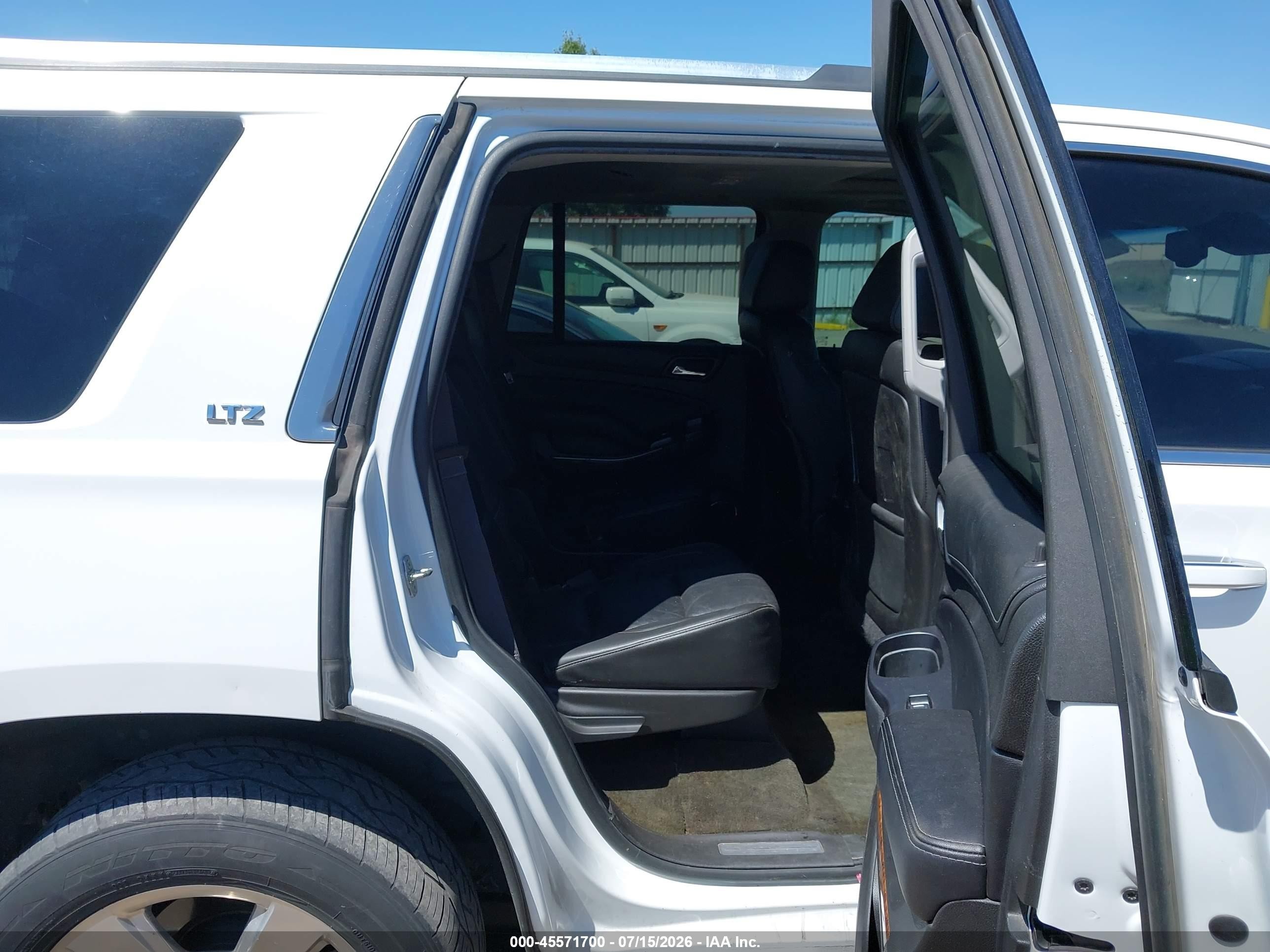 2015 Chevrolet Tahoe Ltz White vin: 1GNSKCKC2FR252677
