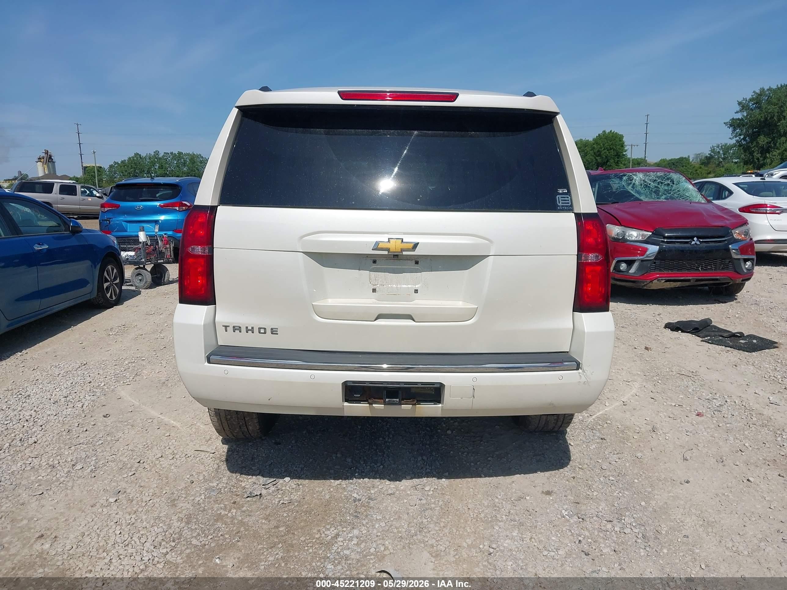 2015 Chevrolet Tahoe Ltz White vin: 1GNSKCKC4FR682839