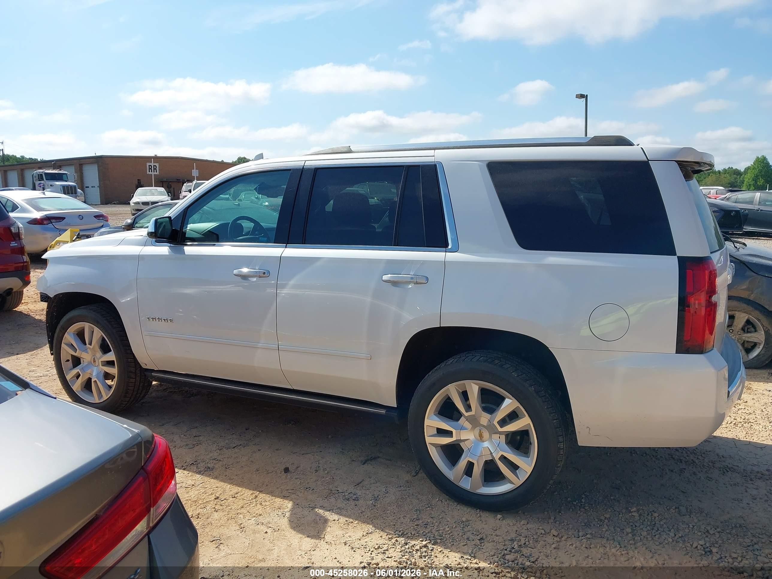 2017 Chevrolet Tahoe Premier Белый vin: 1GNSKCKC4HR128770