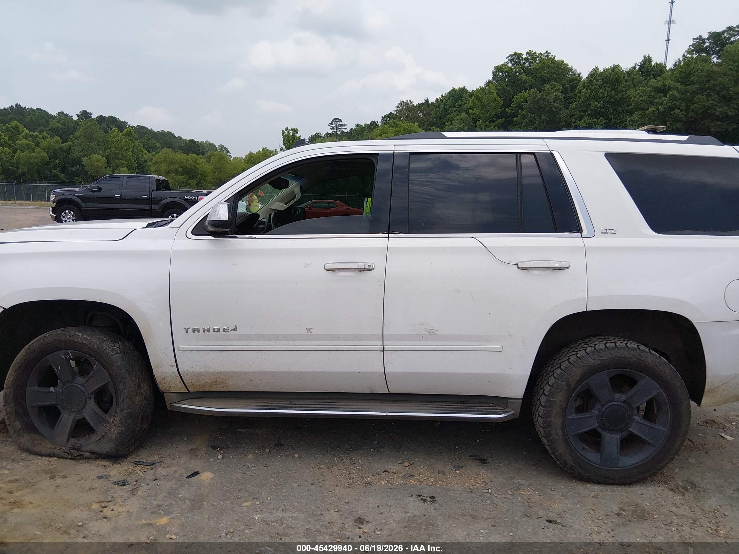 2015 Chevrolet Tahoe Ltz Белый vin: 1GNSKCKC5FR133974