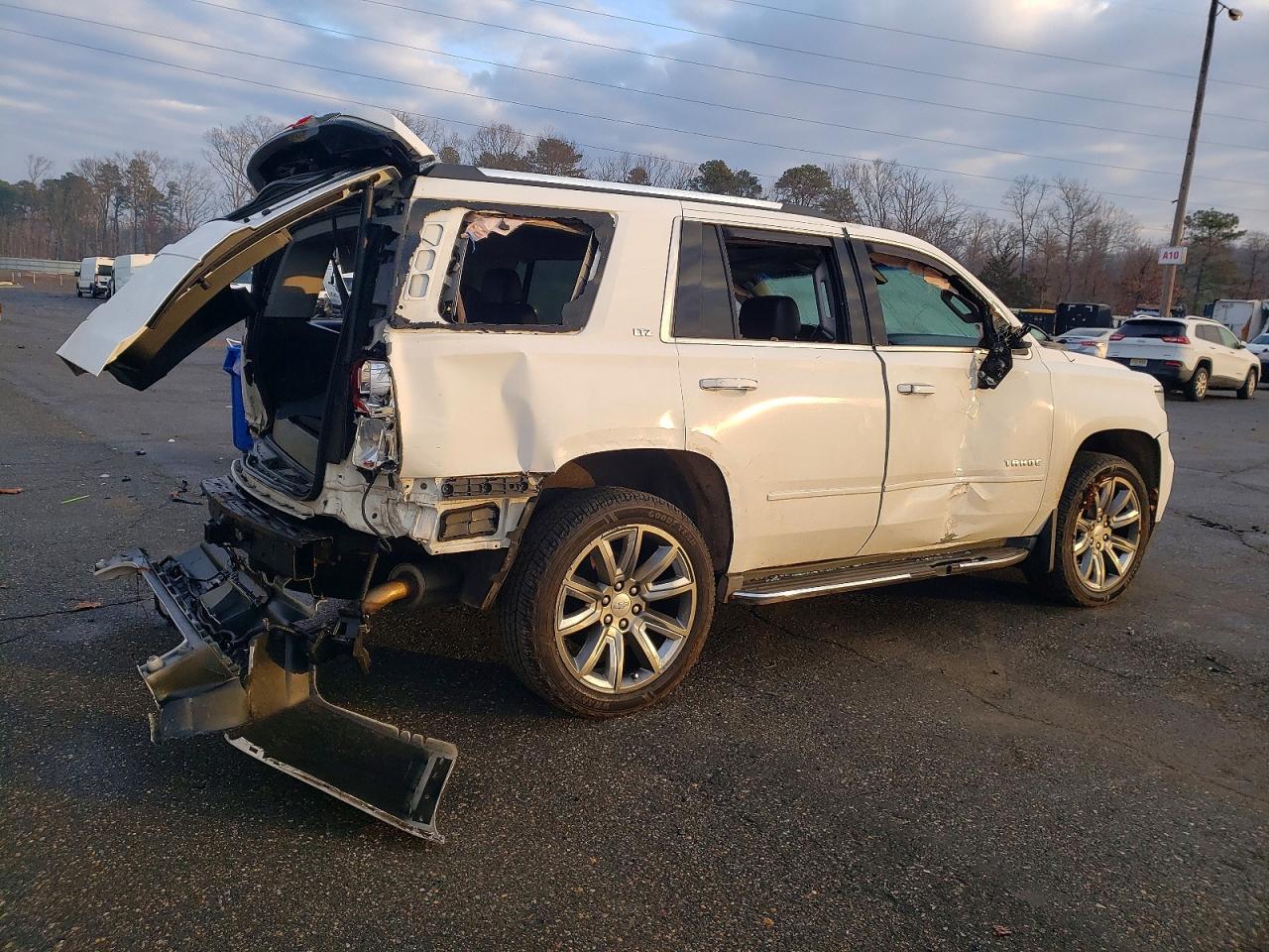 2015 Chevrolet Tahoe K1500 Ltz White vin: 1GNSKCKCXFR593888