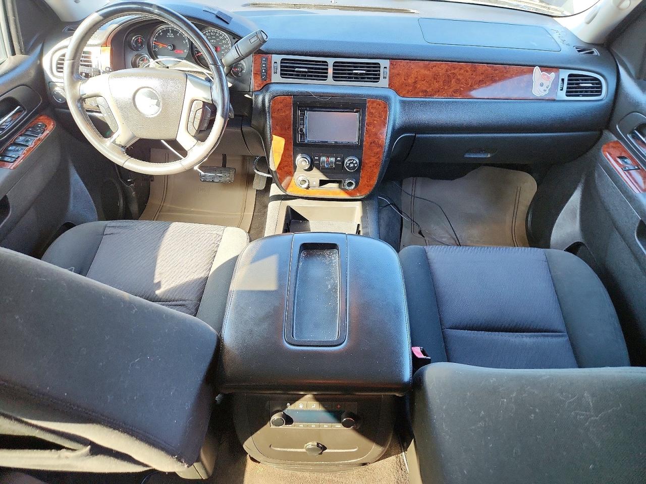 2011 Chev Suburban Черный vin: 1GNSKHE37BR195329