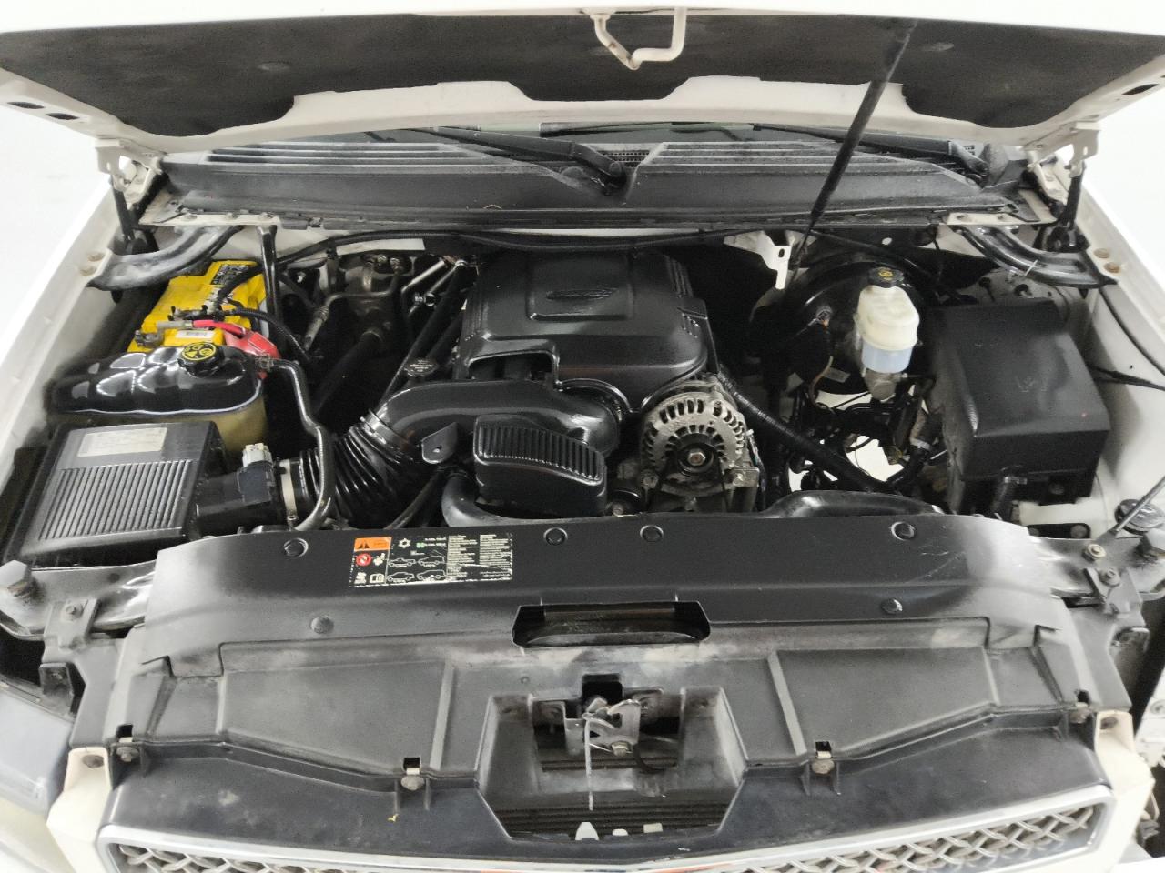 2013 Chevrolet Suburban K1500 Ls White vin: 1GNSKHE72DR110094 Damage: Fluid Level Coolant, Low Fluid, Unacceptable