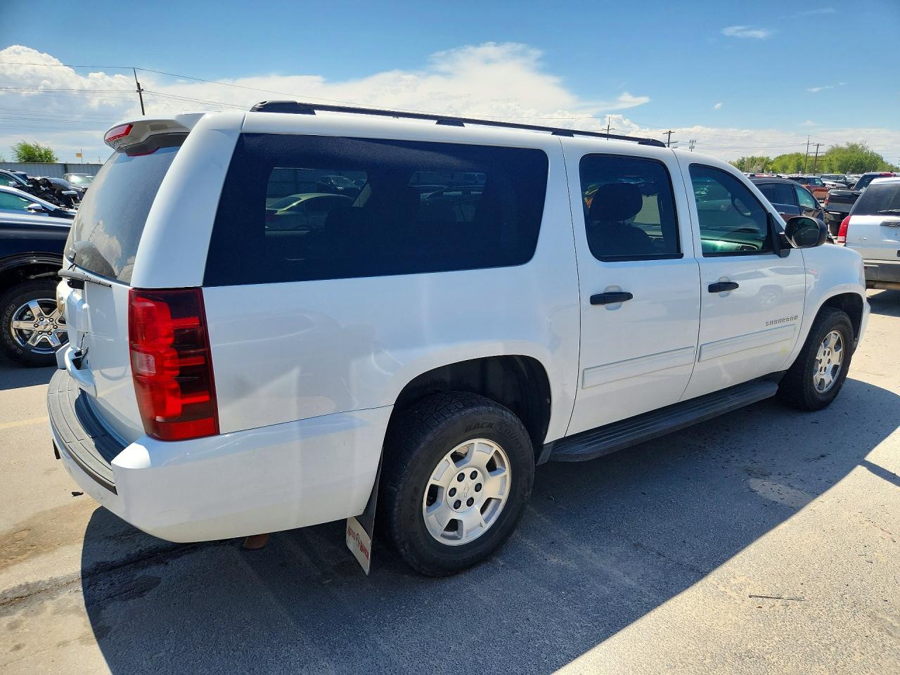 2013 Chevrolet Suburban K1500 Ls White vin: 1GNSKHE7XDR358044