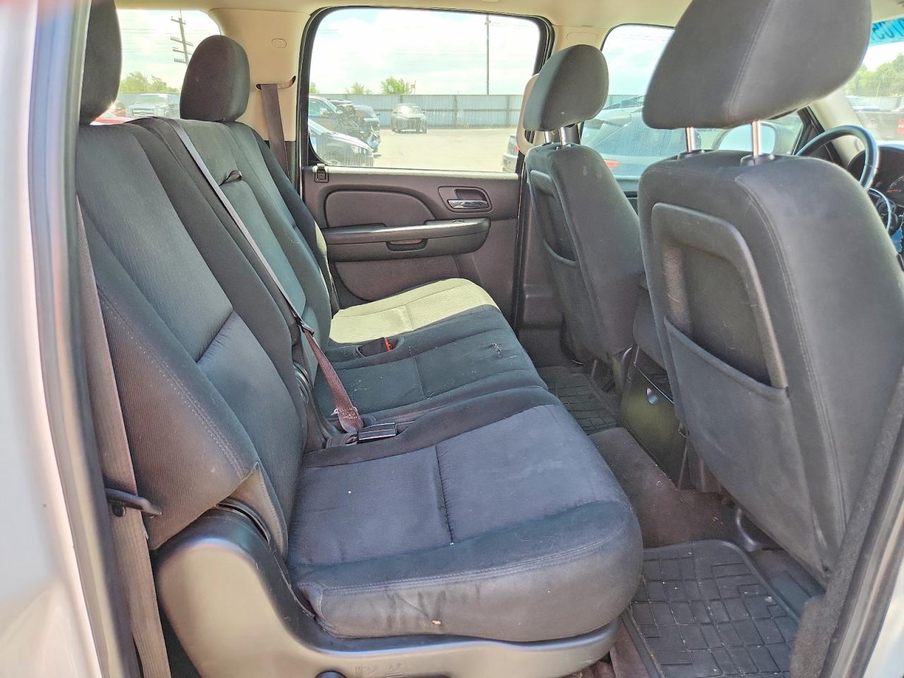 2013 Chevrolet Suburban K1500 Ls White vin: 1GNSKHE7XDR358044