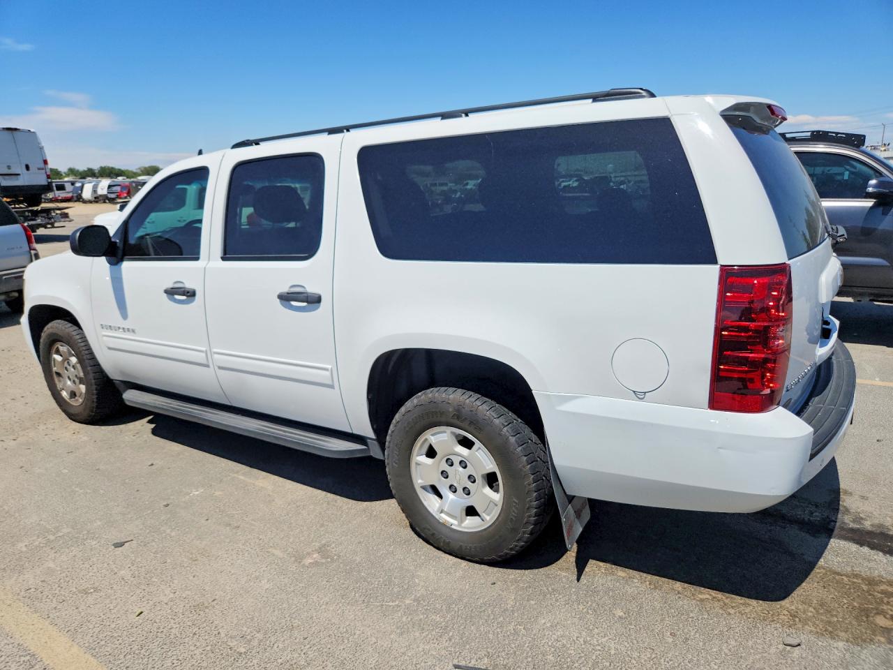 2013 Chevrolet Suburban K1500 Ls White vin: 1GNSKHE7XDR358044
