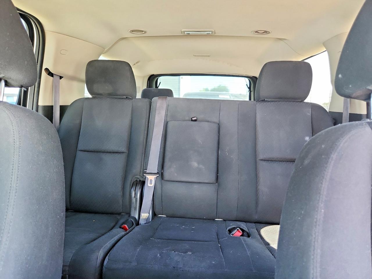 2013 Chevrolet Suburban K1500 Ls White vin: 1GNSKHE7XDR358044