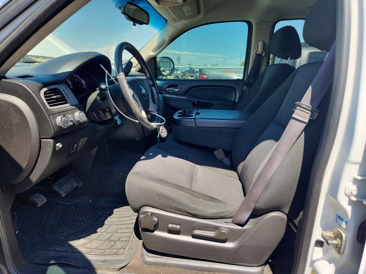 2013 Chevrolet Suburban K1500 Ls White vin: 1GNSKHE7XDR358044
