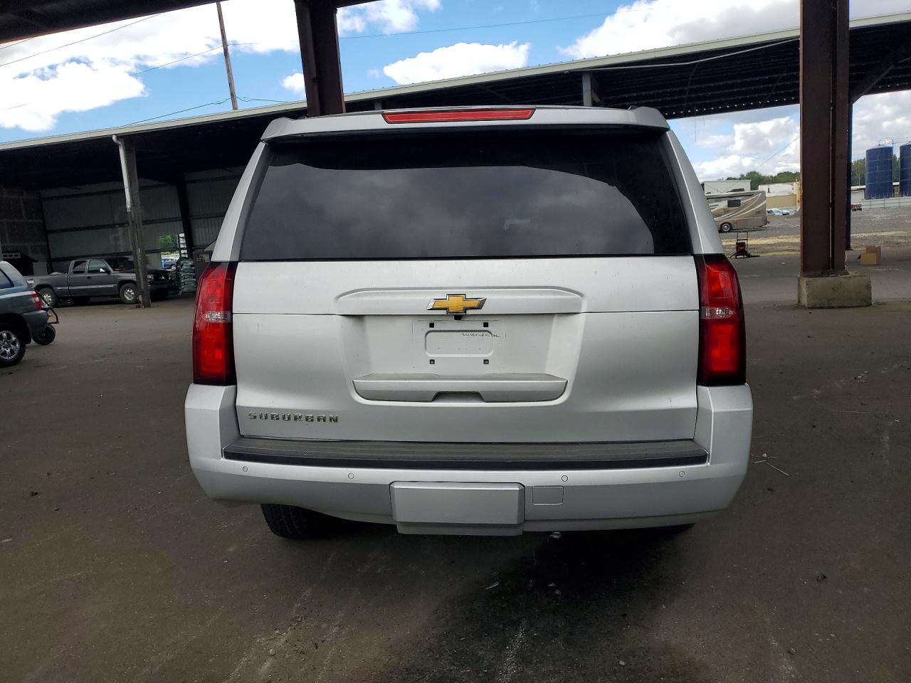 2017 Chevrolet Suburban K1500 Lt Silver vin: 1GNSKHKC2HR325627