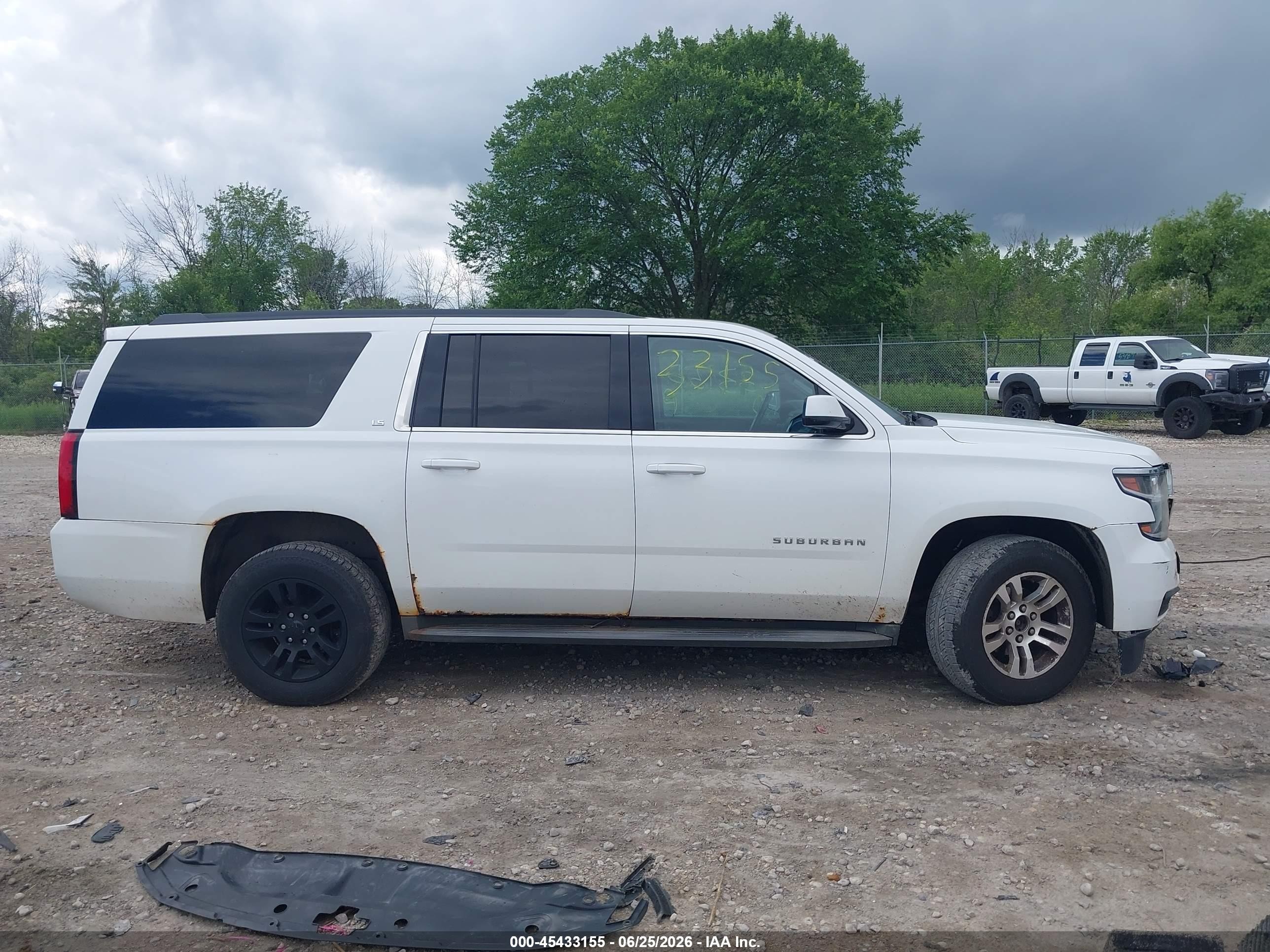 2015 Chevrolet Suburban Ls White vin: 1GNSKHKC8FR231622