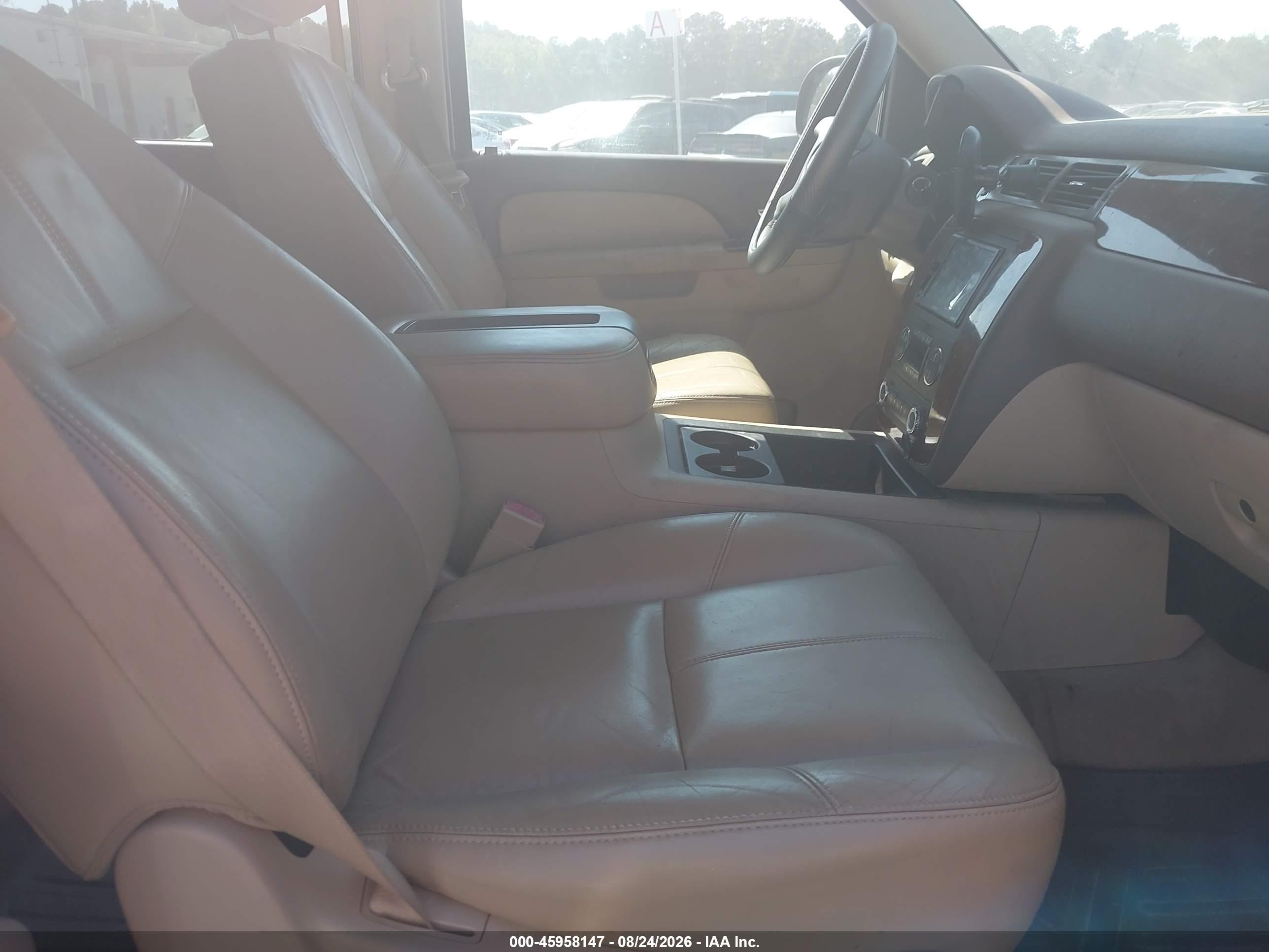 2011 Chevrolet Suburban Lt Красный vin: 1GNSKJE31BR220197