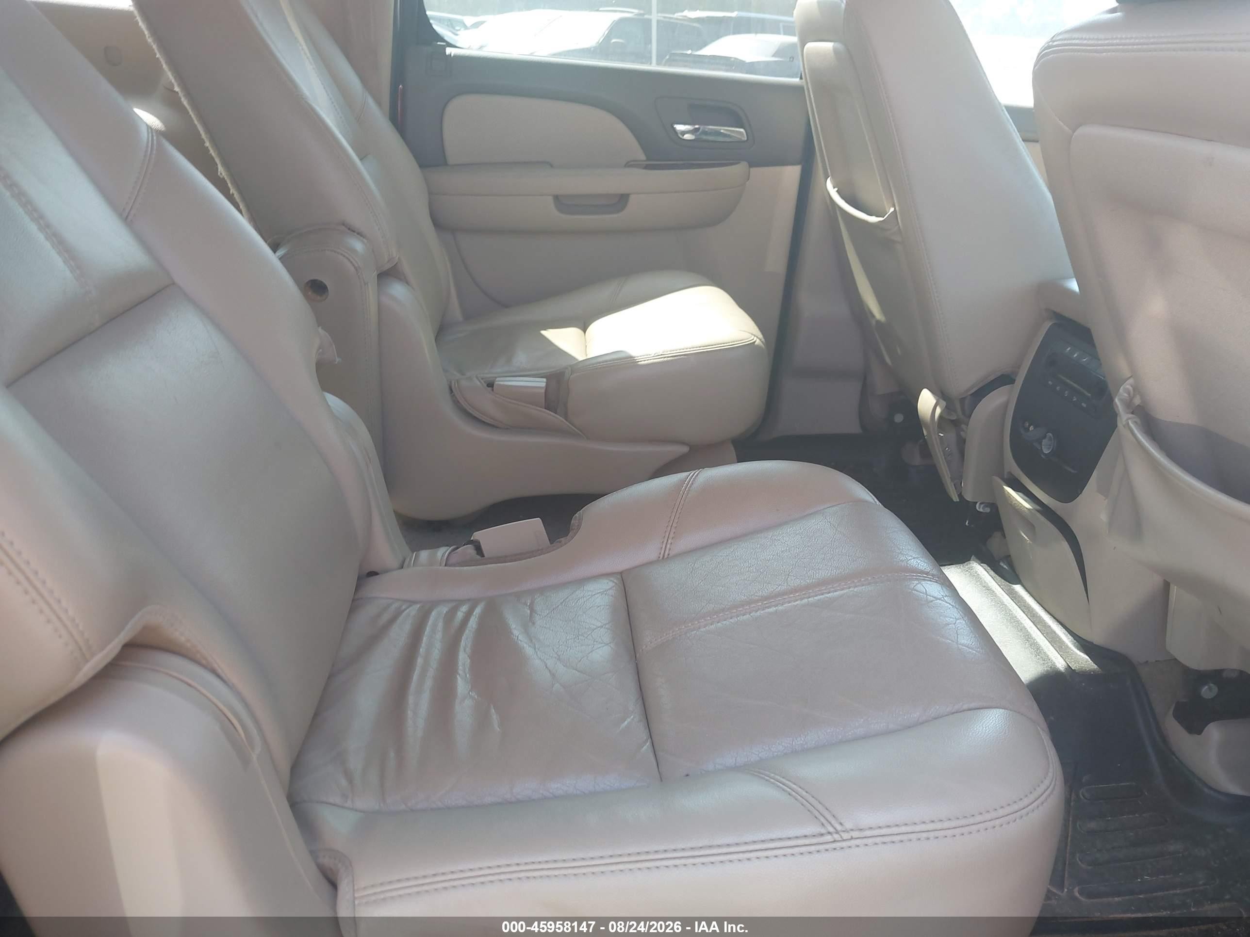 2011 Chevrolet Suburban Lt Красный vin: 1GNSKJE31BR220197