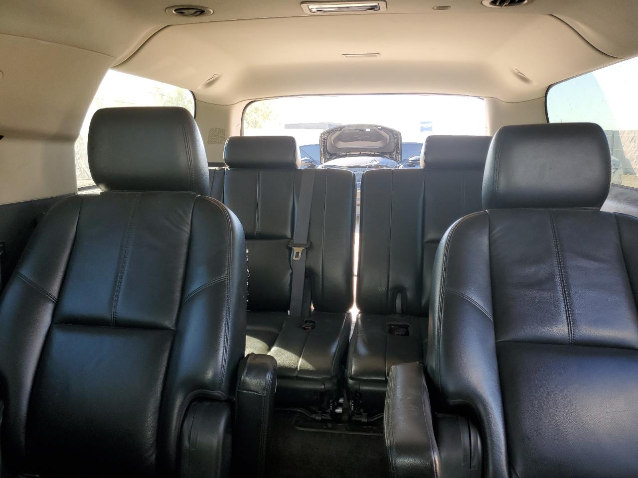 2011 Chevrolet Suburban K1500 Lt Белый vin: 1GNSKJE38BR139813