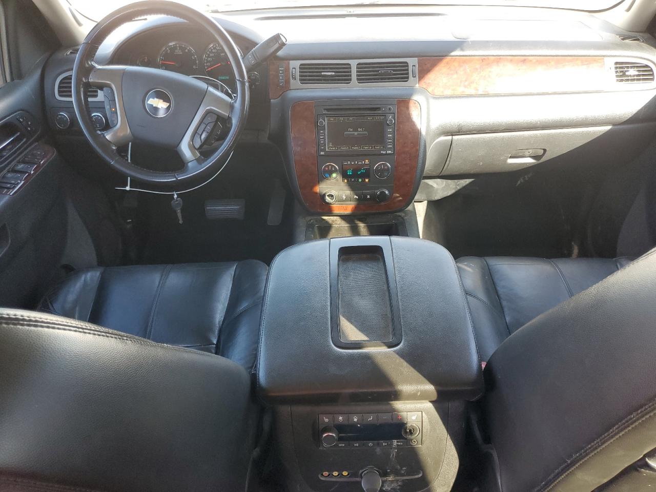 2011 Chevrolet Suburban K1500 Lt Белый vin: 1GNSKJE38BR139813