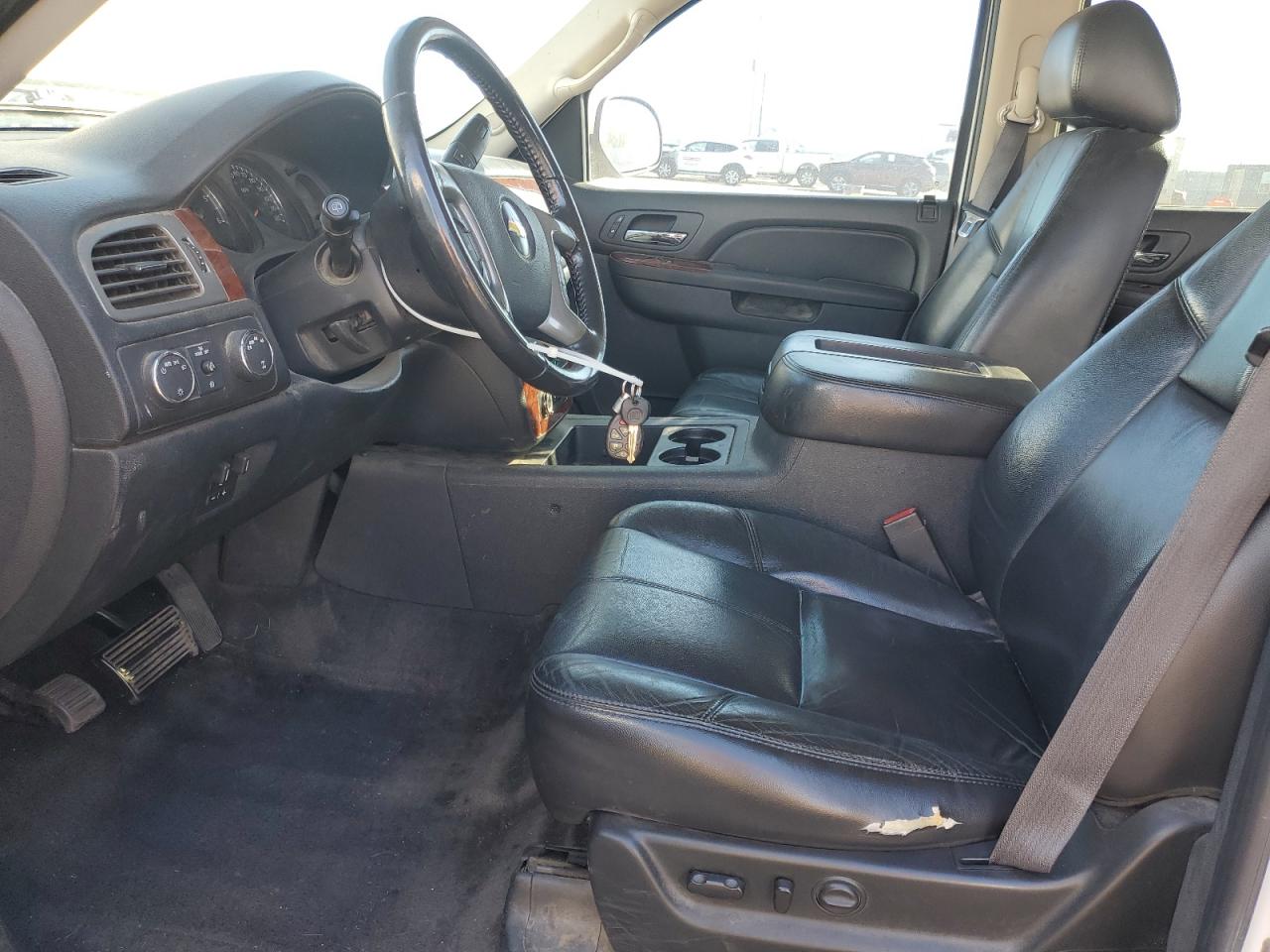 2011 Chevrolet Suburban K1500 Lt Белый vin: 1GNSKJE38BR139813