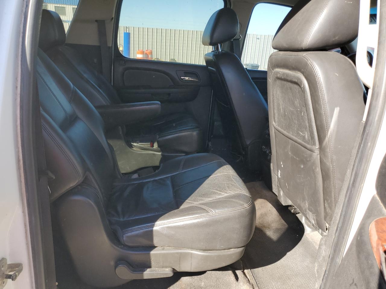 2011 Chevrolet Suburban K1500 Lt Белый vin: 1GNSKJE38BR139813