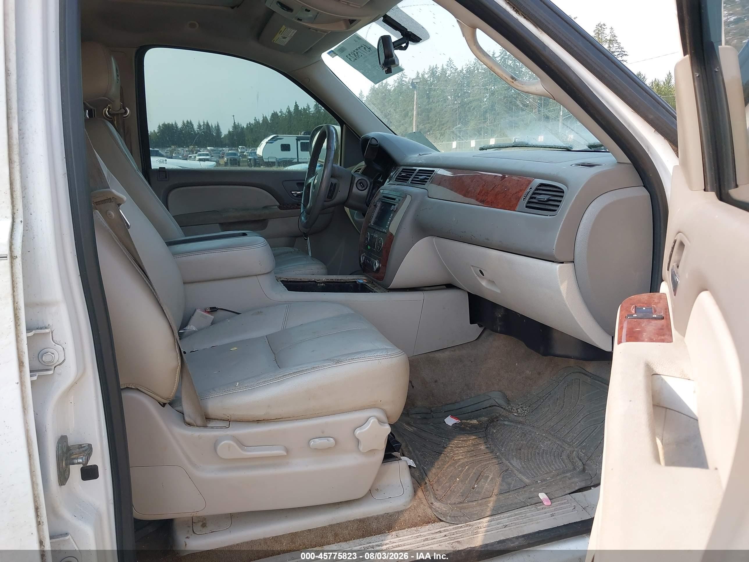 2012 Chevrolet Suburban Lt Белый vin: 1GNSKJE70CR107765
