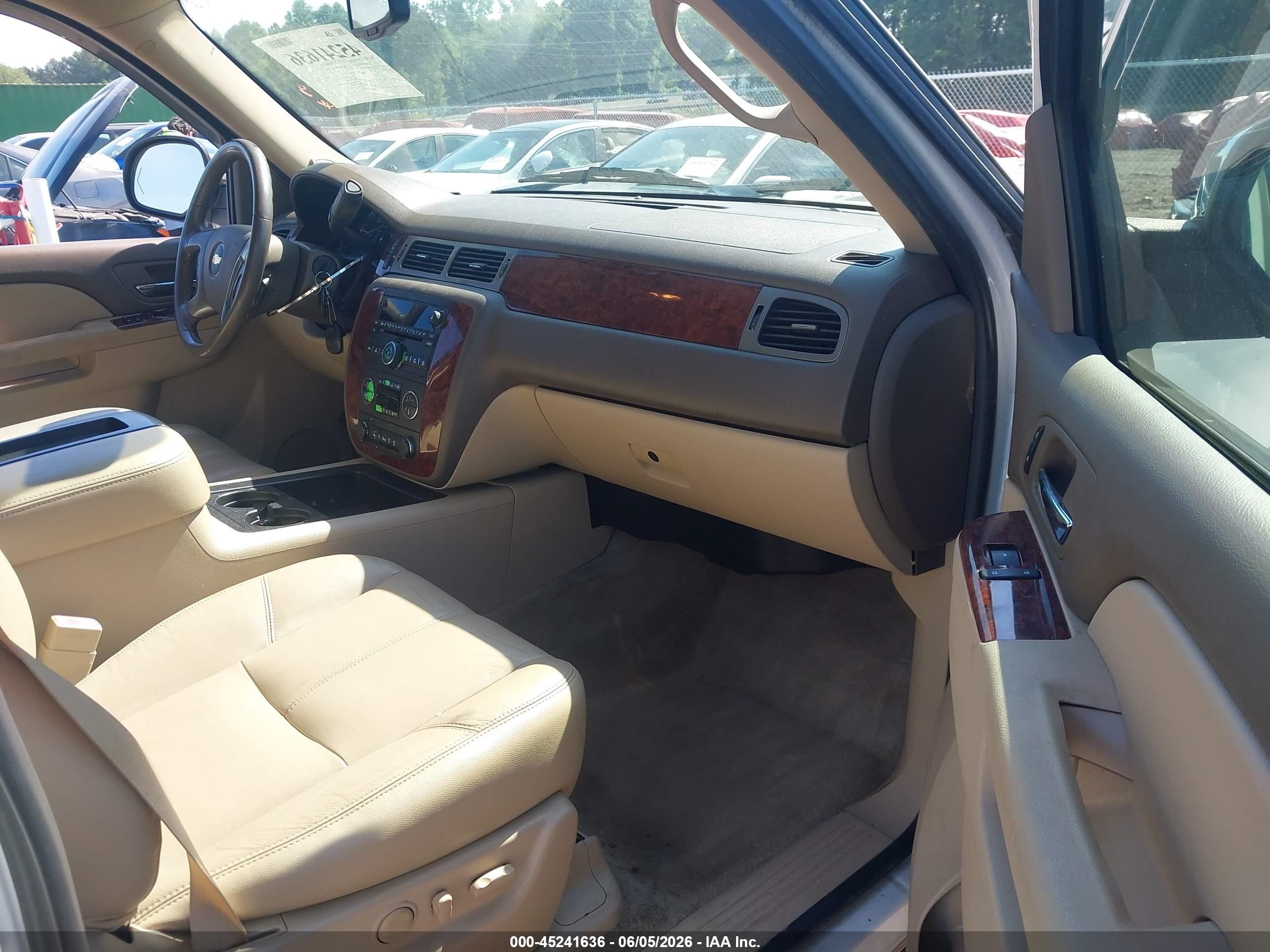 2014 Chevrolet Suburban 1500 Lt Белый vin: 1GNSKJE70ER145015