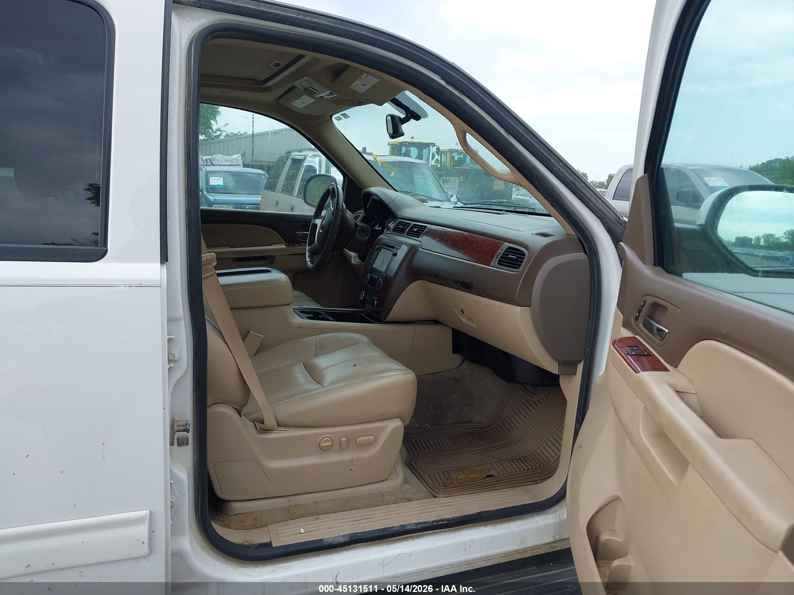2013 Chevrolet Suburban 1500 Lt White vin: 1GNSKJE75DR320261
