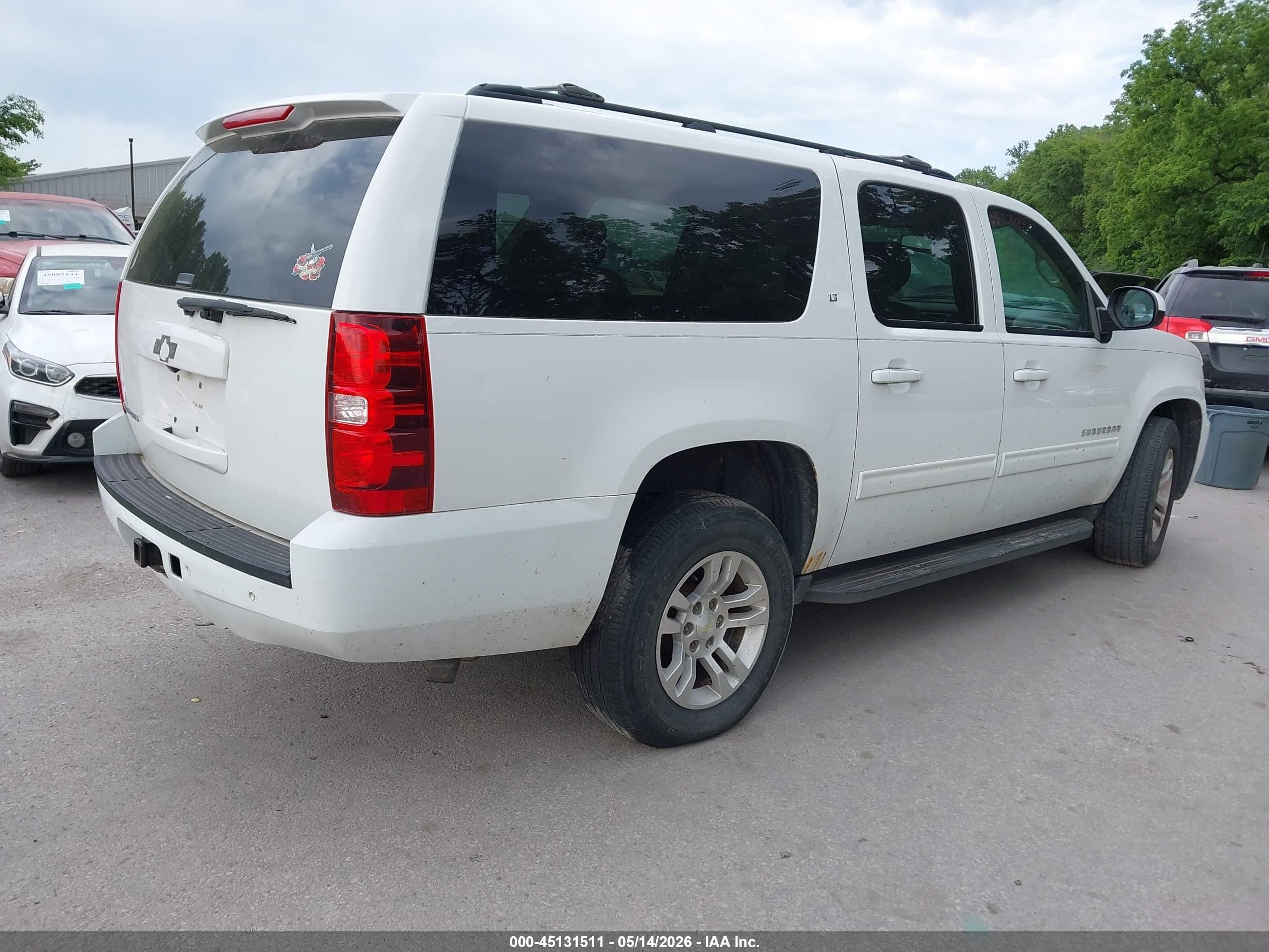 2013 Chevrolet Suburban 1500 Lt White vin: 1GNSKJE75DR320261