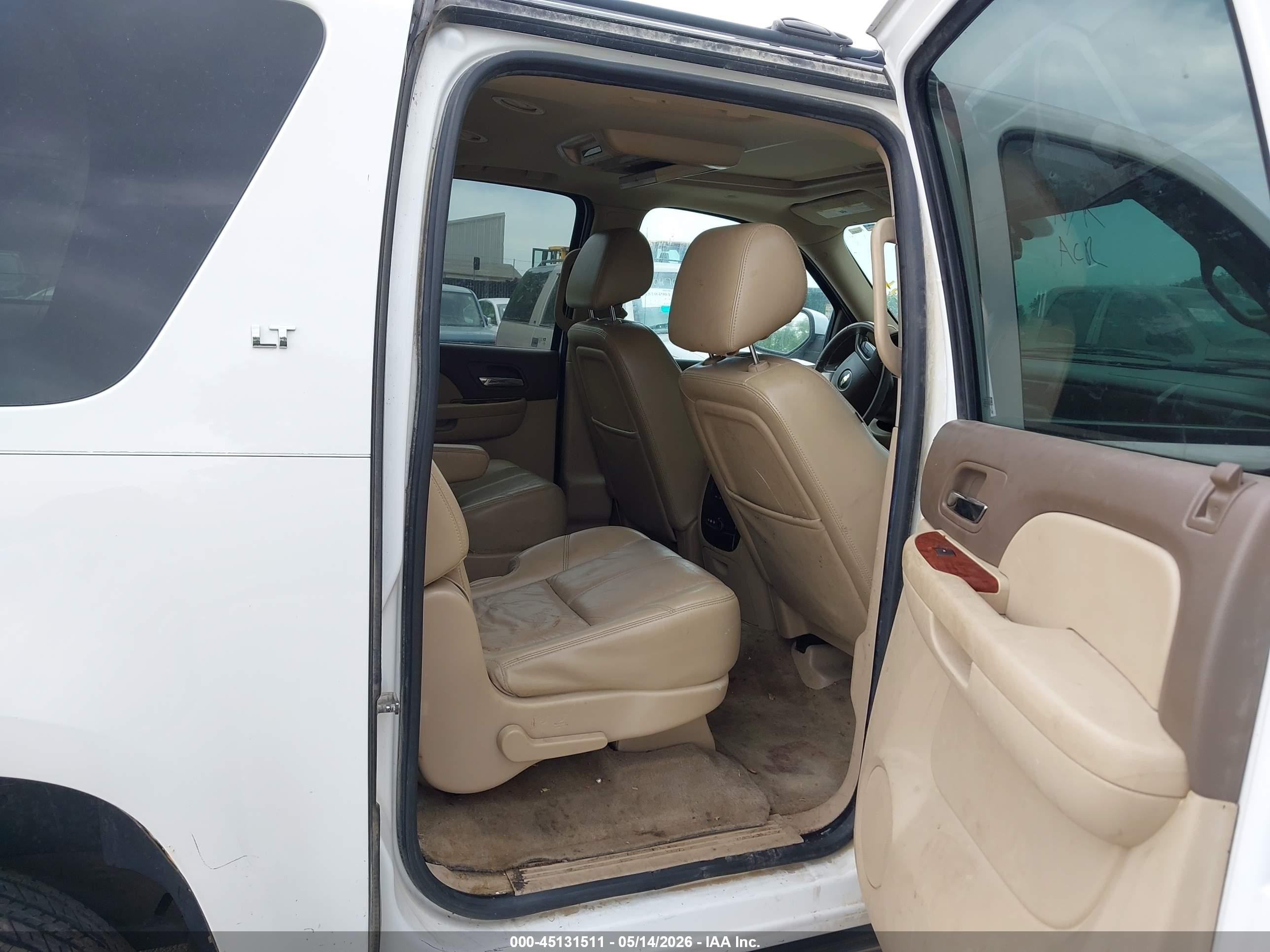 2013 Chevrolet Suburban 1500 Lt White vin: 1GNSKJE75DR320261