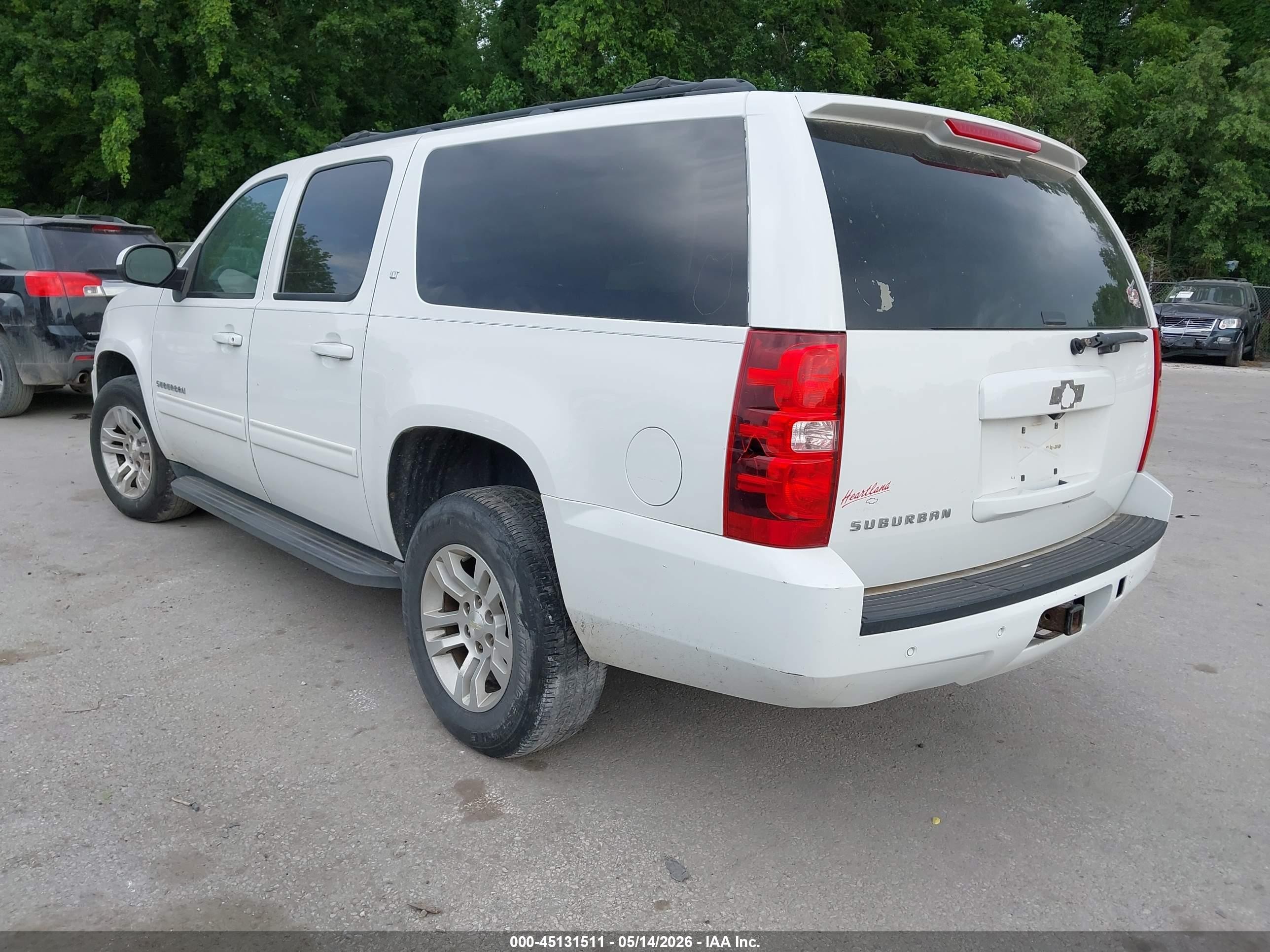 2013 Chevrolet Suburban 1500 Lt White vin: 1GNSKJE75DR320261