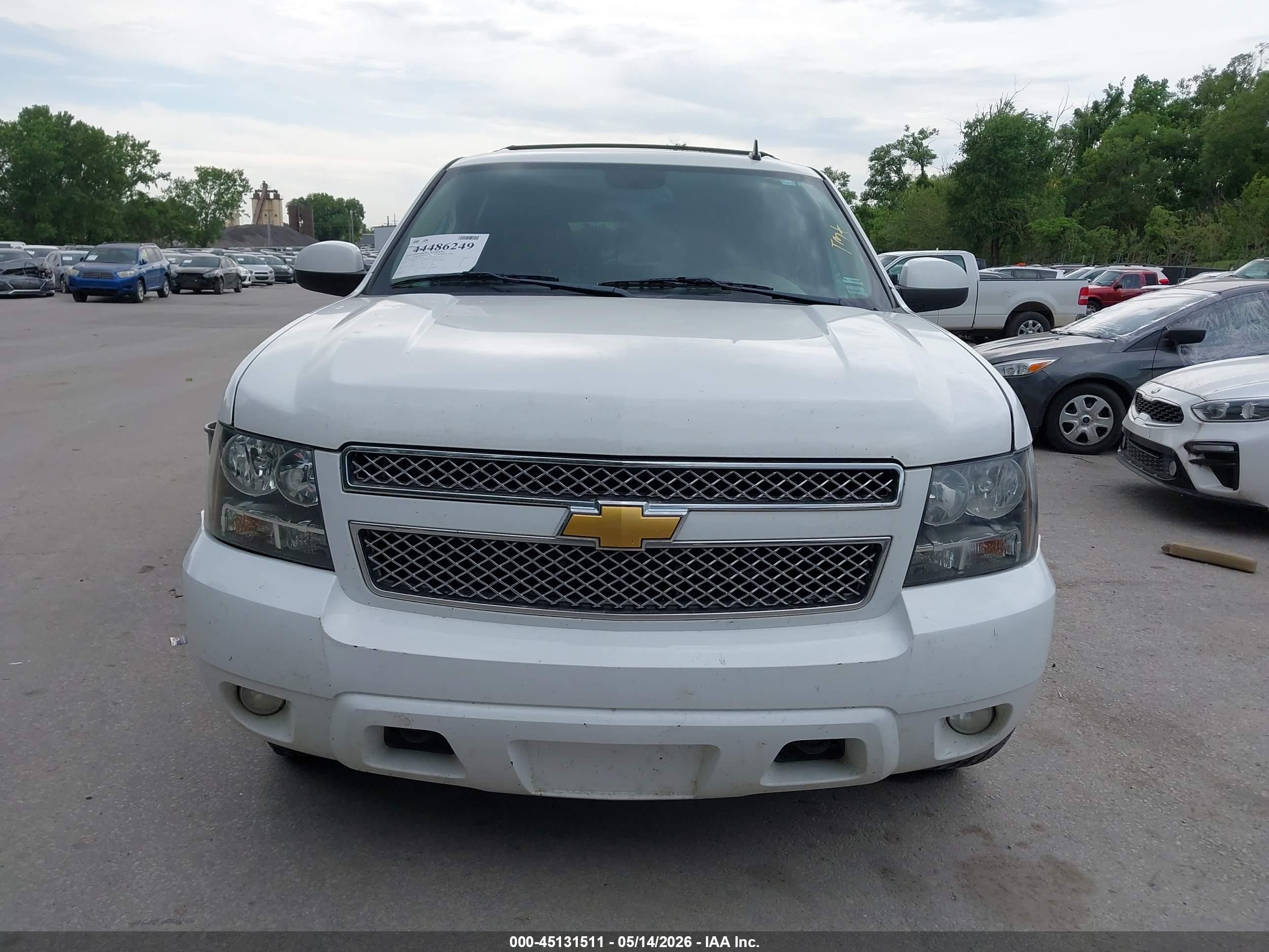2013 Chevrolet Suburban 1500 Lt White vin: 1GNSKJE75DR320261