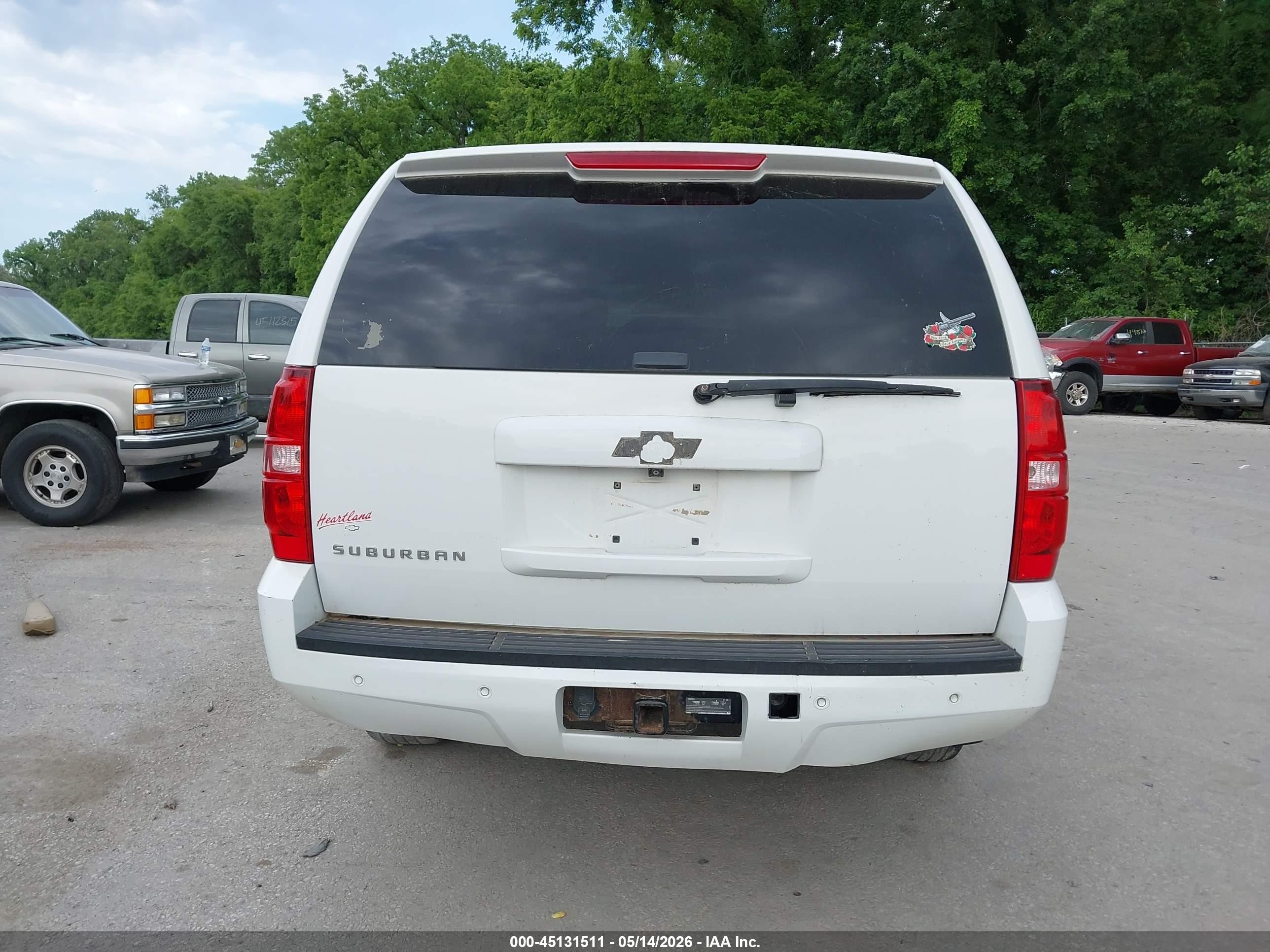 2013 Chevrolet Suburban 1500 Lt White vin: 1GNSKJE75DR320261
