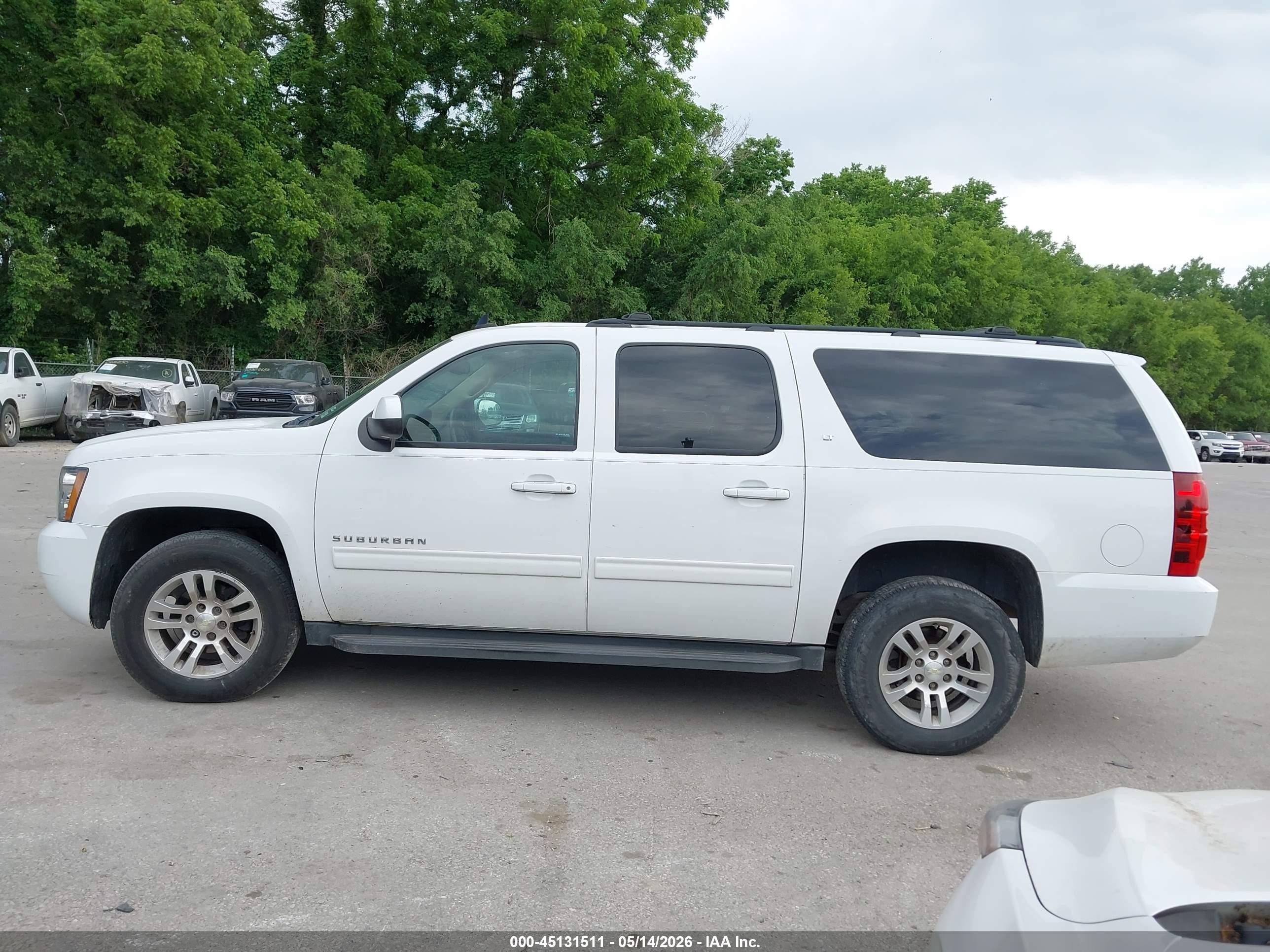 2013 Chevrolet Suburban 1500 Lt White vin: 1GNSKJE75DR320261