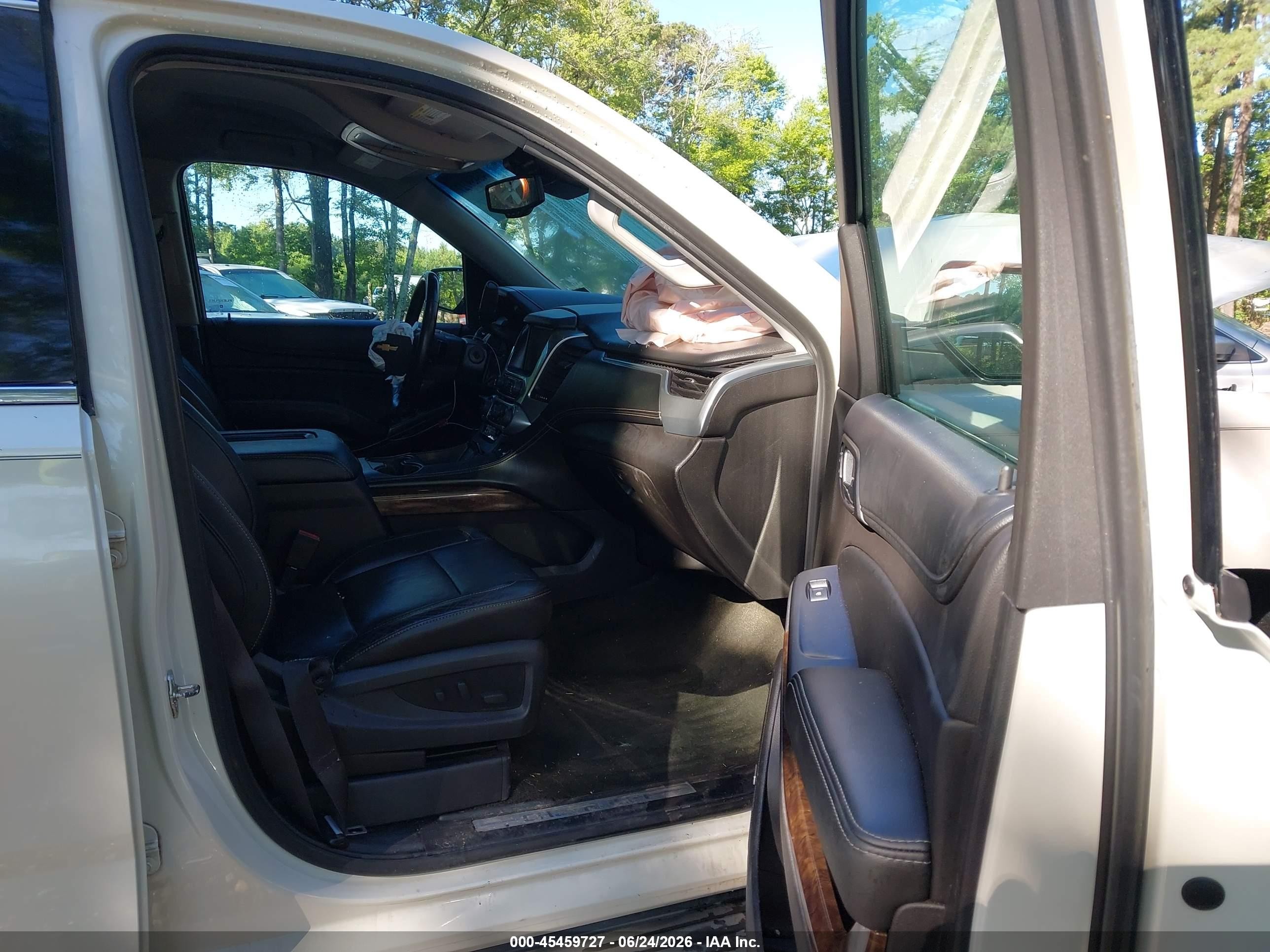 2015 Chevrolet Suburban Lt White vin: 1GNSKJKC0FR145809
