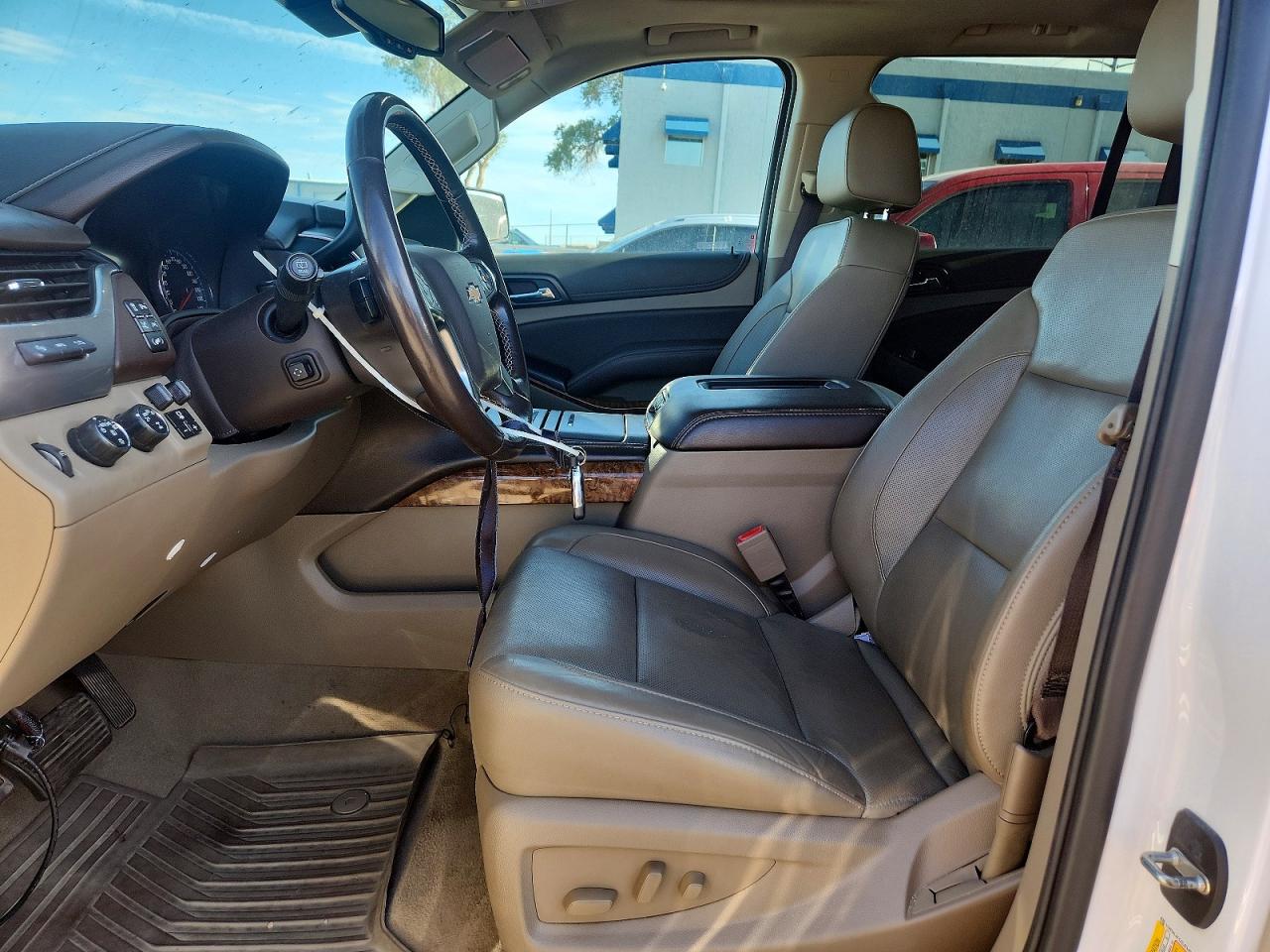 2020 Chevrolet Suburban K1500 Premier White vin: 1GNSKJKC0LR149452