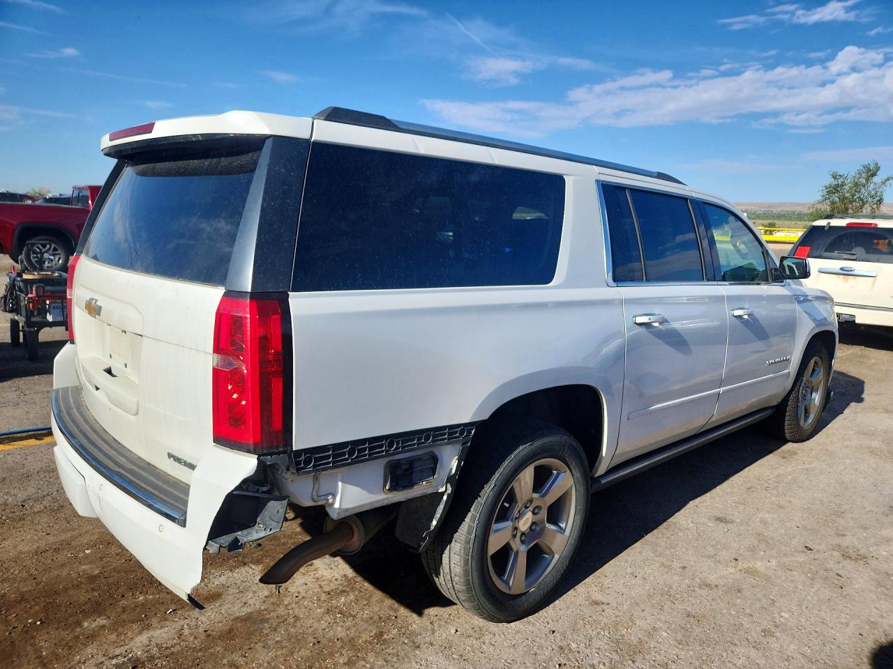 2020 Chevrolet Suburban K1500 Premier White vin: 1GNSKJKC0LR149452