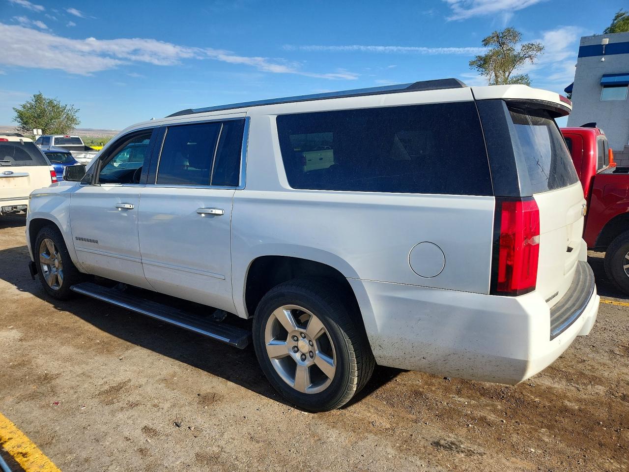 2020 Chevrolet Suburban K1500 Premier White vin: 1GNSKJKC0LR149452