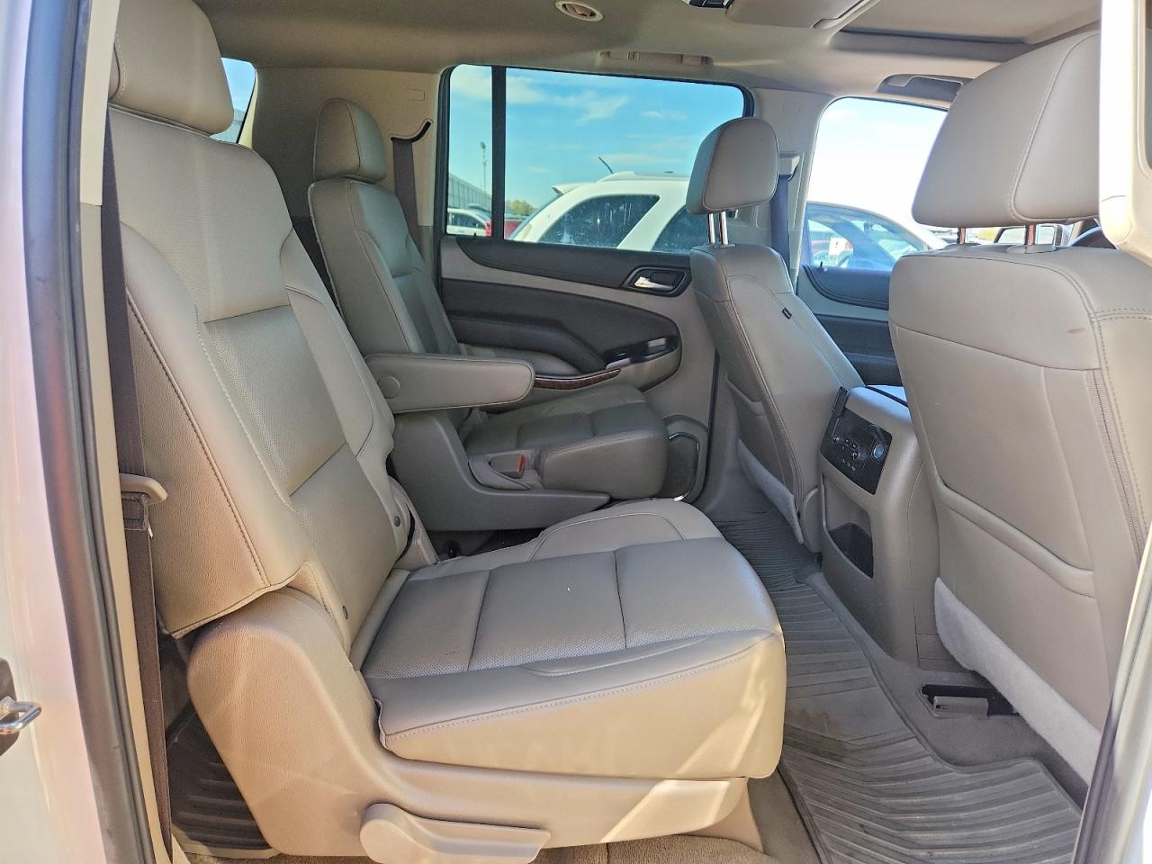 2020 Chevrolet Suburban K1500 Premier White vin: 1GNSKJKC0LR149452