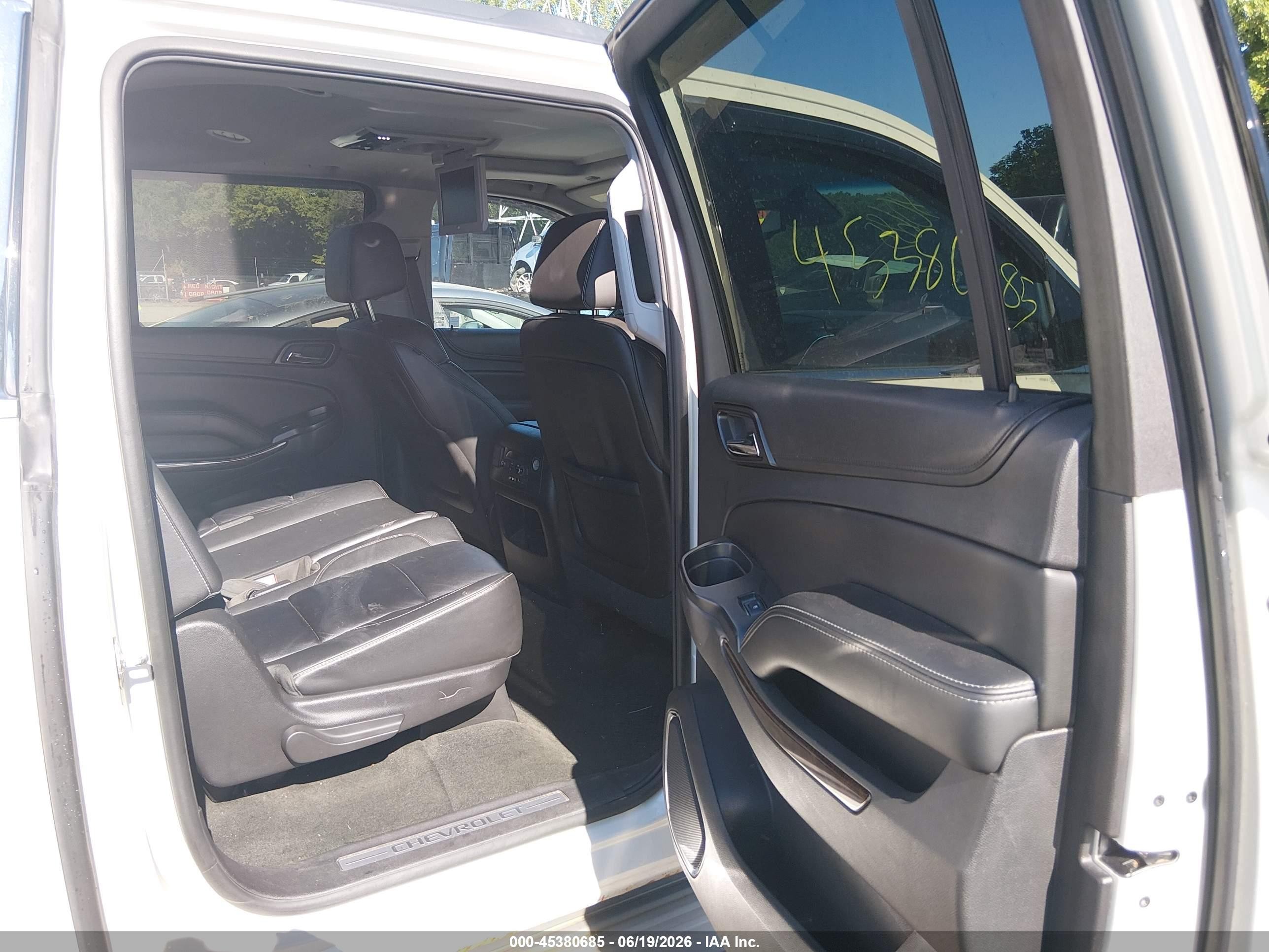 2015 Chevrolet Suburban 1500 Lt White vin: 1GNSKJKC2FR133662