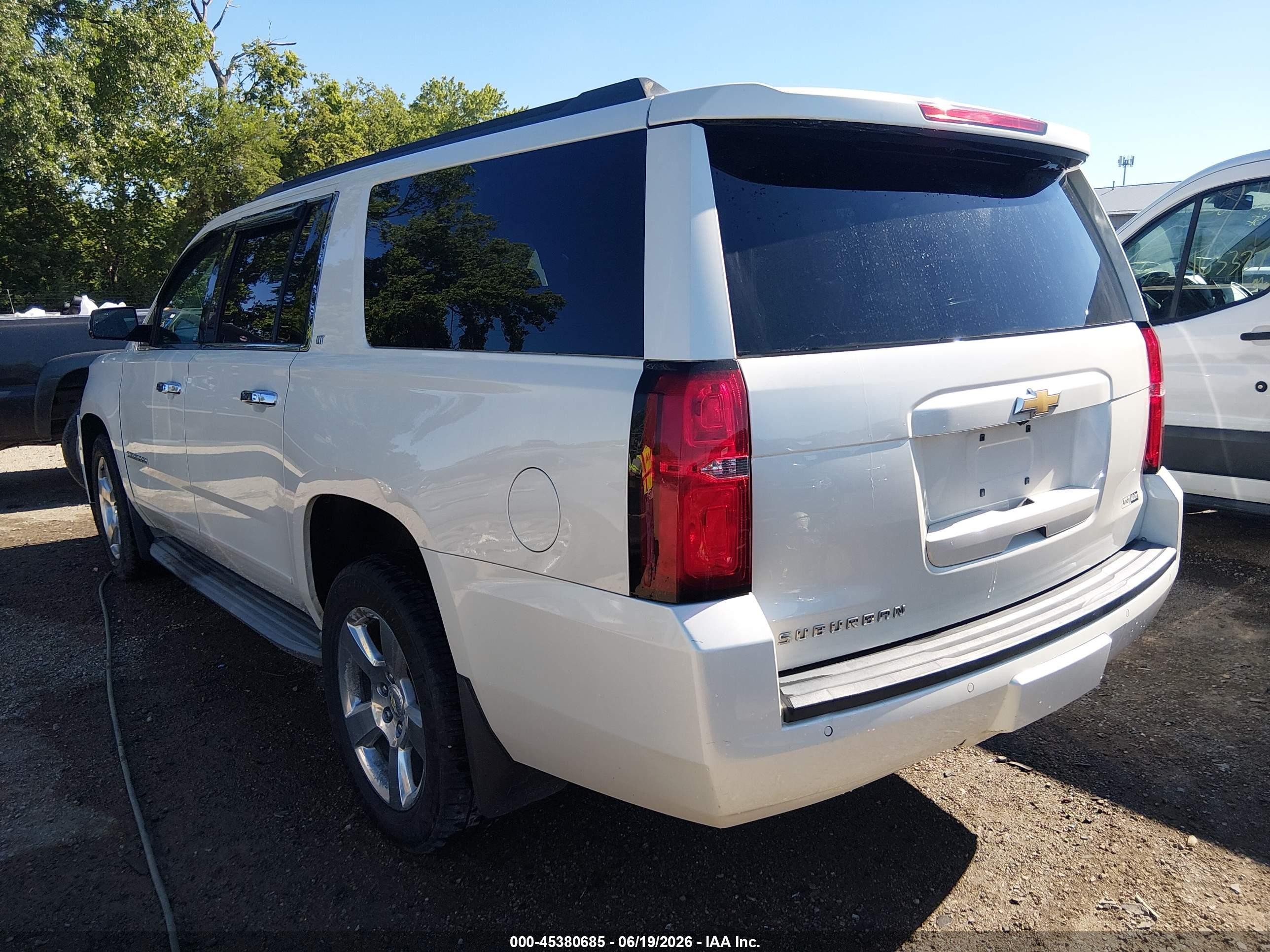 2015 Chevrolet Suburban 1500 Lt White vin: 1GNSKJKC2FR133662