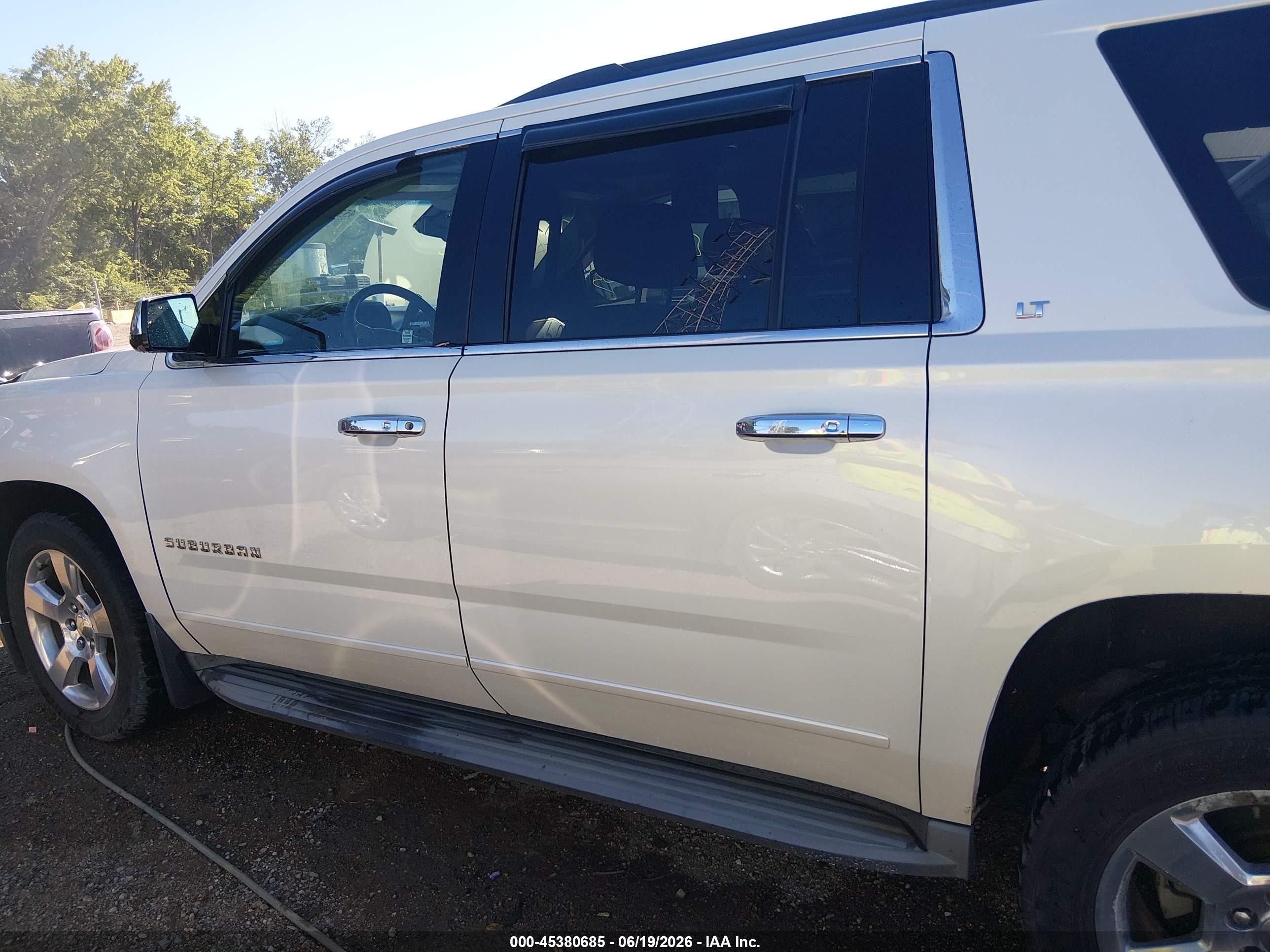 2015 Chevrolet Suburban 1500 Lt White vin: 1GNSKJKC2FR133662