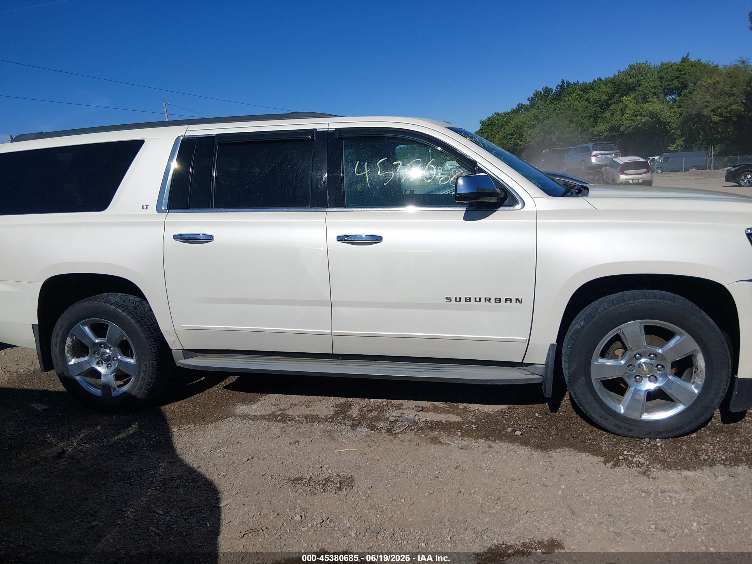 2015 Chevrolet Suburban 1500 Lt White vin: 1GNSKJKC2FR133662