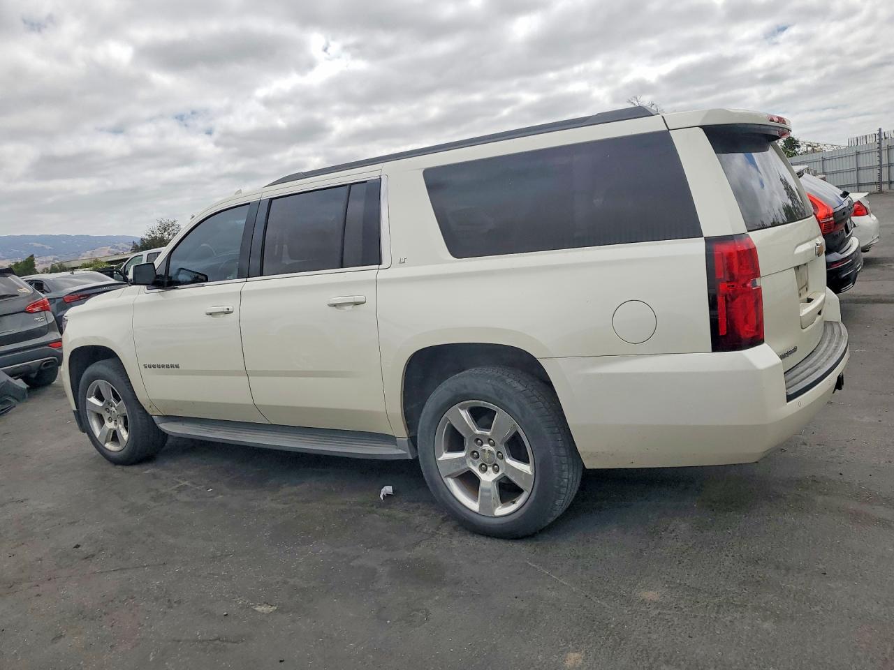 2015 Chevrolet Suburban K1500 Lt White vin: 1GNSKJKC4FR600192